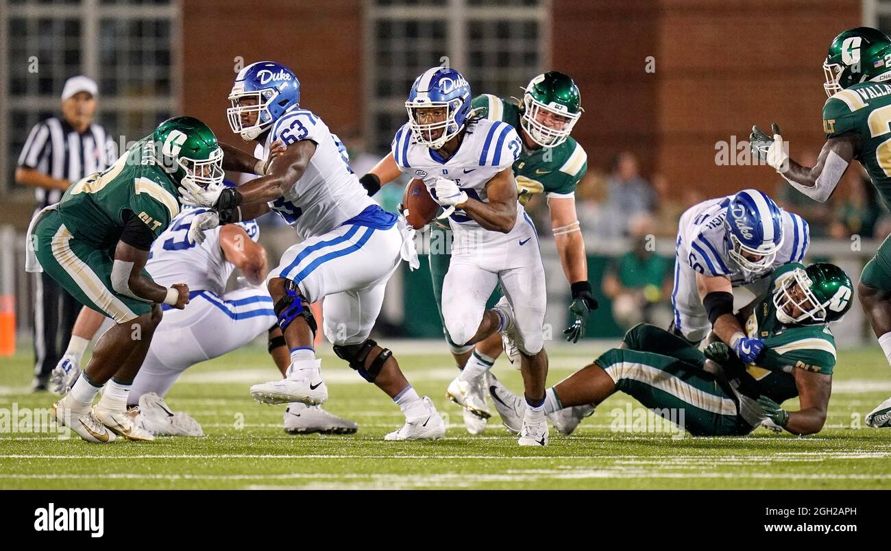 Charlotte, Carolina del Nord, Stati Uniti. 4 settembre 2021. Duke Blue Devils running back Mataeo Durant (21) si muove dietro il blocco di Blue Devils guardia Jacob Monk (63) durante una partita di football NCAA tra Duke e Charlotte al Jerry Richardson Stadium di Charlotte, North Carolina. Rusty Jones/Cal Sport Media/Alamy Live News Foto Stock Charlotte, Carolina del Nord, Stati Uniti. 4 settembre 2021. Duke Blue Devils running back Mataeo Durant (21) si muove dietro il blocco di Blue Devils guardia Jacob Monk (63) durante una partita di football NCAA tra Duke e Charlotte al Jerry Richardson Stadium di Charlotte, North Carolina. Rusty Jones/Cal Sport Media/Alamy Live News Foto Stock