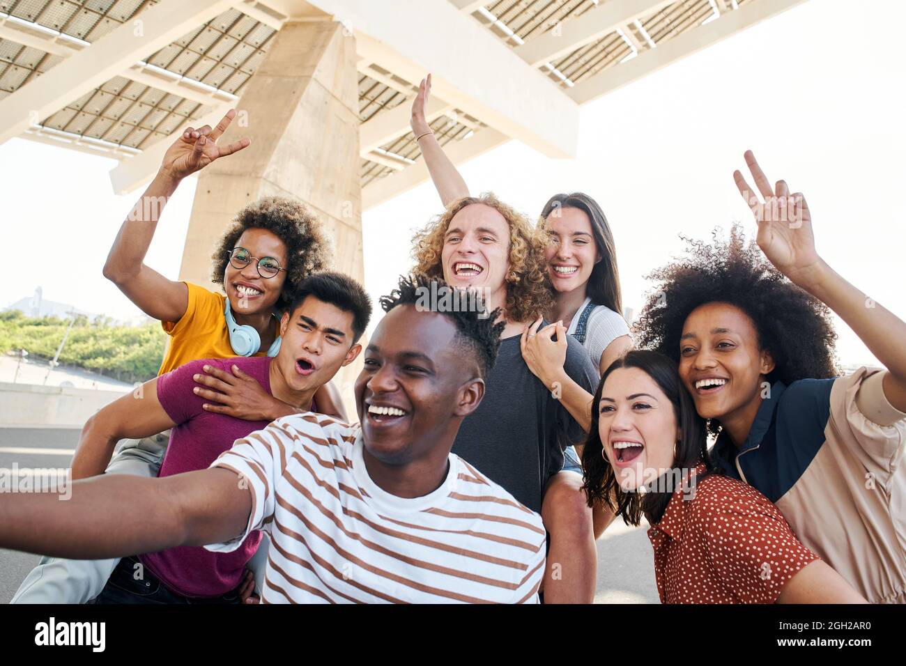 Gruppo di amici che prendono un selfie e si divertono in città. Giovani interrazziali amichevoli. Concetto di amicizia, estate. Foto Stock