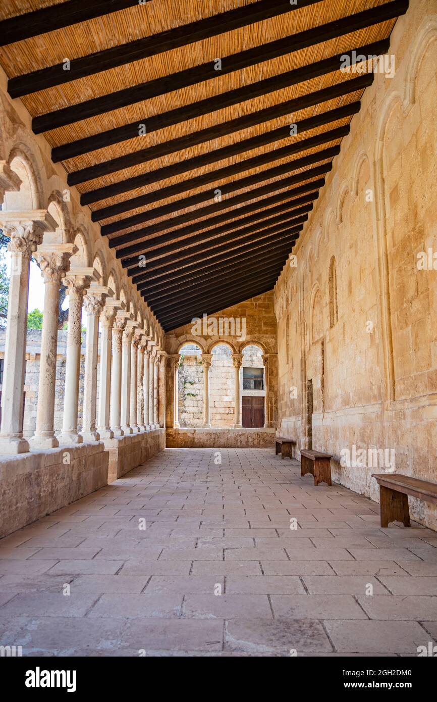 10 agosto 2021 - Abbazia di Santa Maria a Cerrate, Puglia, Salento, Lecce -  il portico a lato della chiesa, ombreggiato e fresco, con archi e colu Foto  stock - Alamy