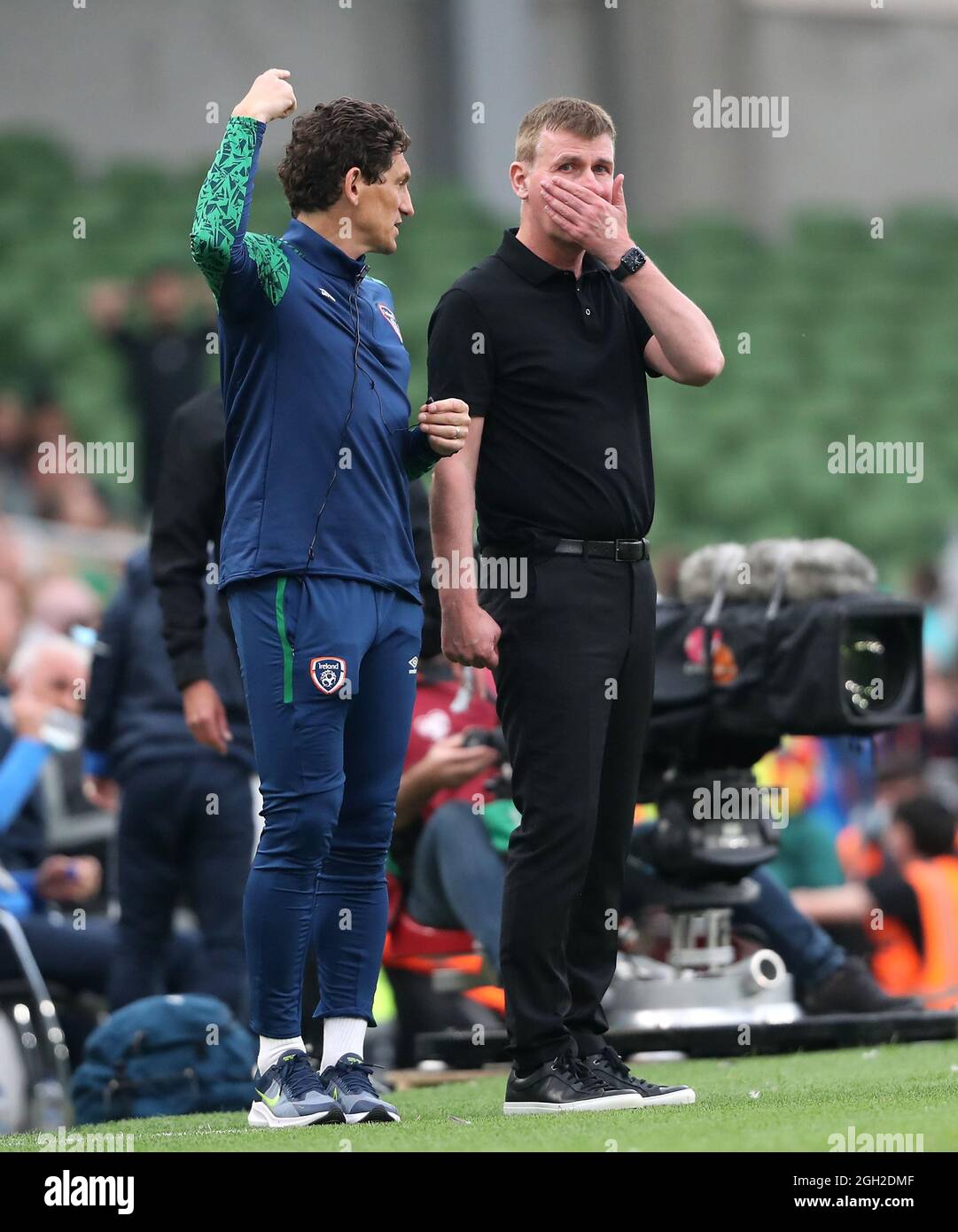 Il manager della Repubblica d'Irlanda Stephen Kenny e l'assistente Keith Andrews (a sinistra) sono in prima linea durante la partita di qualificazione della Coppa del mondo FIFA 2022 all'Aviva Stadium di Dublino. Data foto: Sabato 4 settembre 2021. Foto Stock