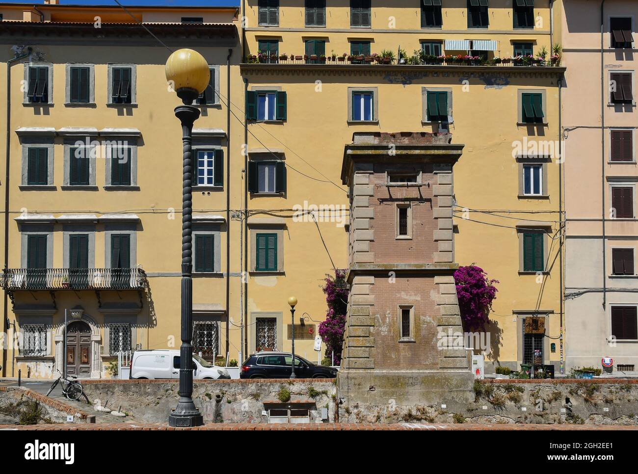 Un'antica torre in mattoni utilizzata come centrale elettrica nel quartiere  New Venice, nel centro storico della città costiera, Livorno, Toscana Foto  stock - Alamy