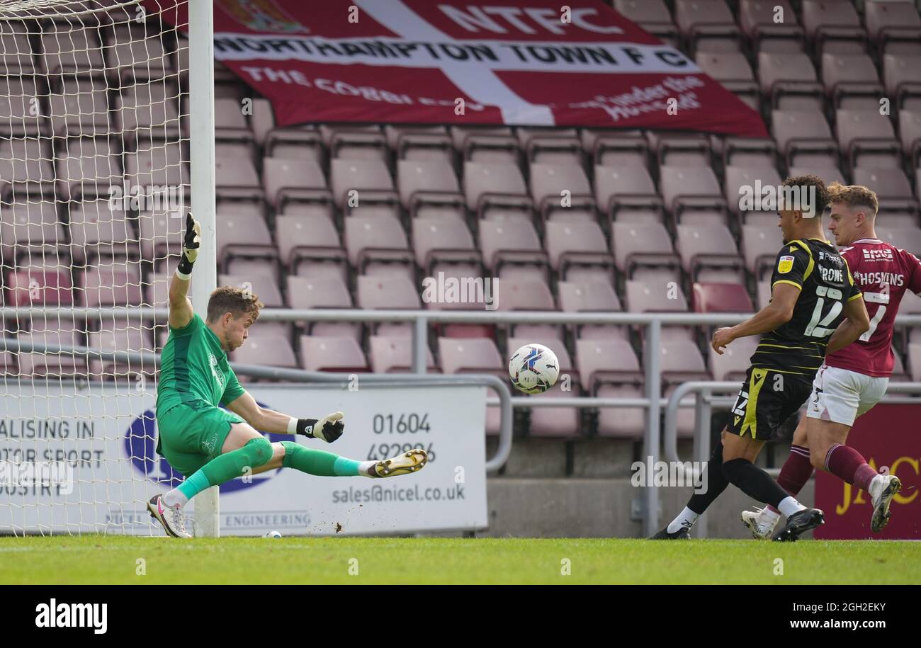 Northampton, Regno Unito. 4 settembre 2021. Il portiere Rory Watson di Scunthorpe United salva da Sam Hoskins di Northampton Town durante la partita della Sky Bet League 2 tra Northampton Town e Scunthorpe Uniti al Sixfields Stadium di Northampton, Inghilterra, il 4 settembre 2021. Foto di Andy Rowland. Credit: Prime Media Images/Alamy Live News Foto Stock