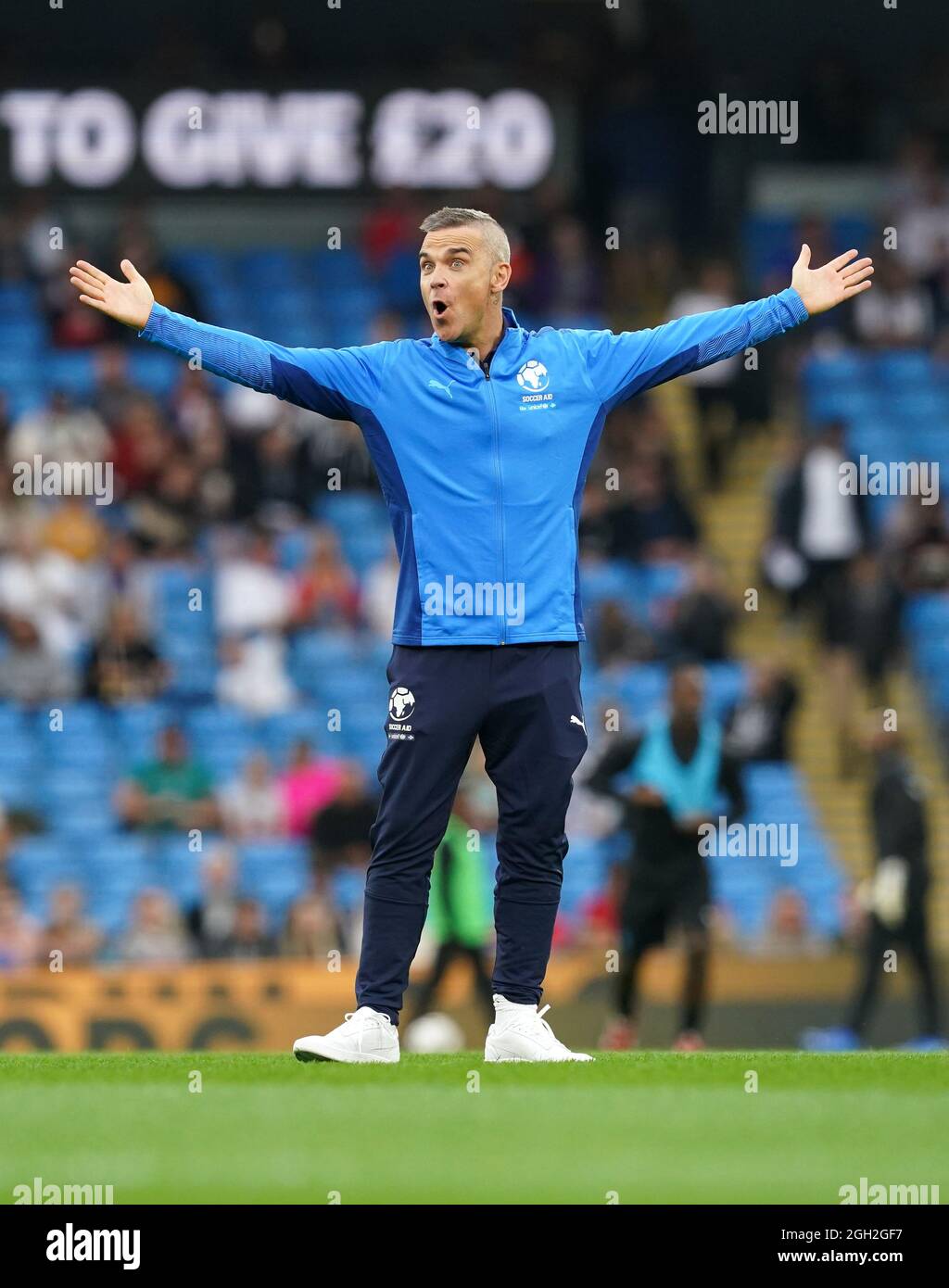 Robbie Williams davanti al SoccerAid per la partita UNICEF all'Etihad  Stadium di Manchester. Data foto: Sabato 4 settembre 2021 Foto stock - Alamy