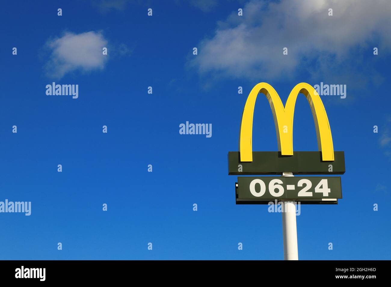 Nykvarn, Svezia - 4 settembre 2021: Primo piano del logotipo della catena di fast food di McDonald's con orari di apertura. Foto Stock