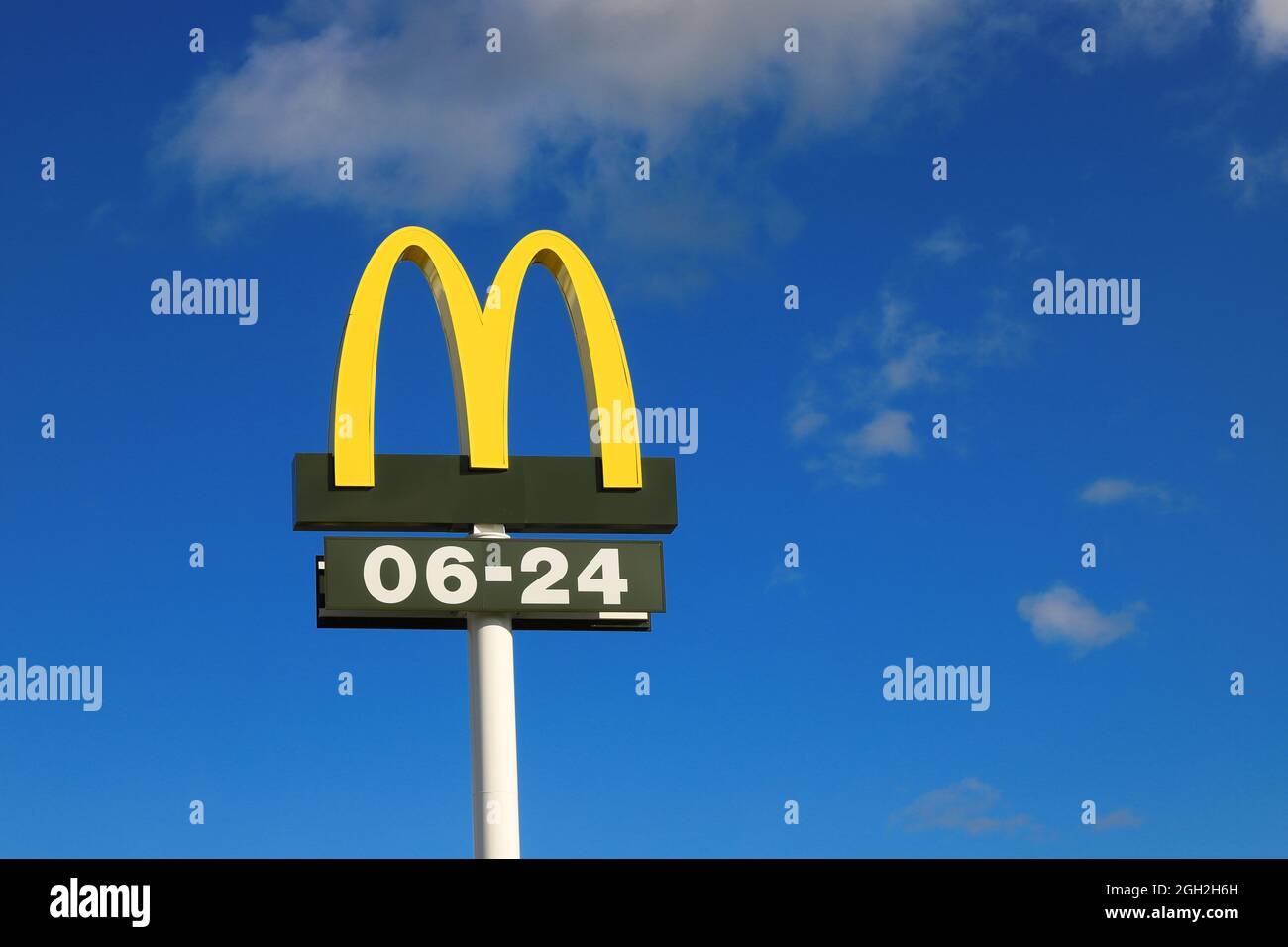 Nykvarn, Svezia - 4 settembre 2021: Primo piano del logotipo della catena di fast food di McDonald's con orari di apertura. Foto Stock