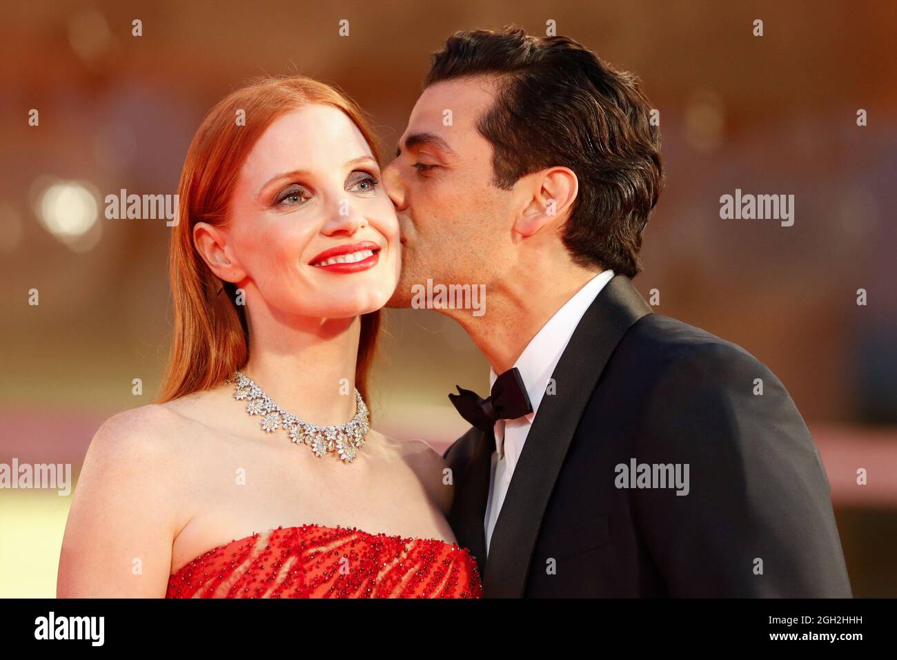 Il 78° Festival del Cinema di Venezia - Screening del film 'Scene da matrimonio' fuori concorso - Venezia, Italia, 4 settembre 2021 - attori Jessica Chastain e Oscar Isaac posano sul tappeto letto. REUTERS/Yara Nardi Foto Stock