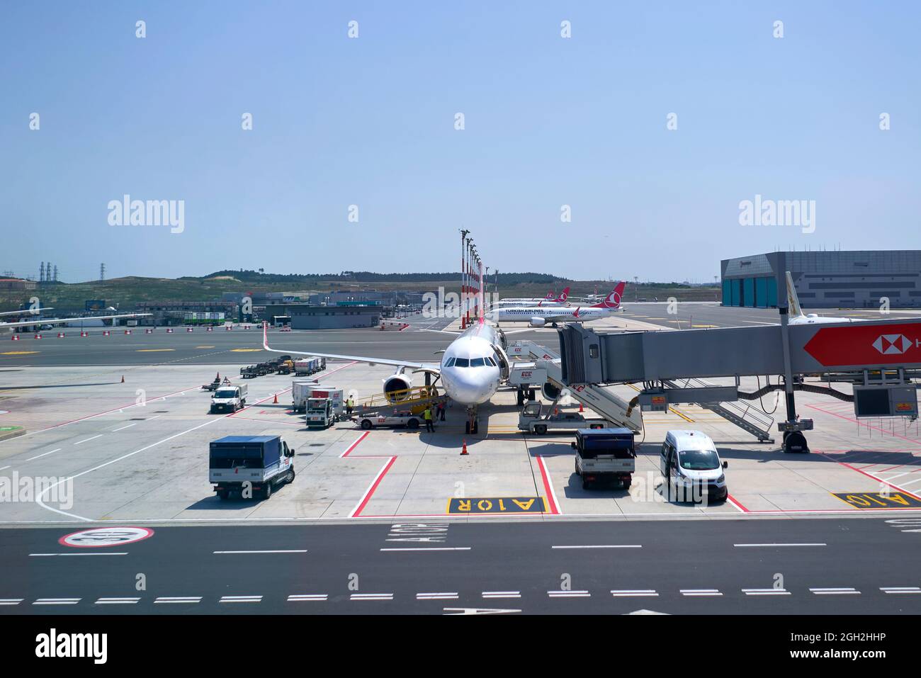l'aereo è in piedi alla rampa all'aeroporto Foto Stock