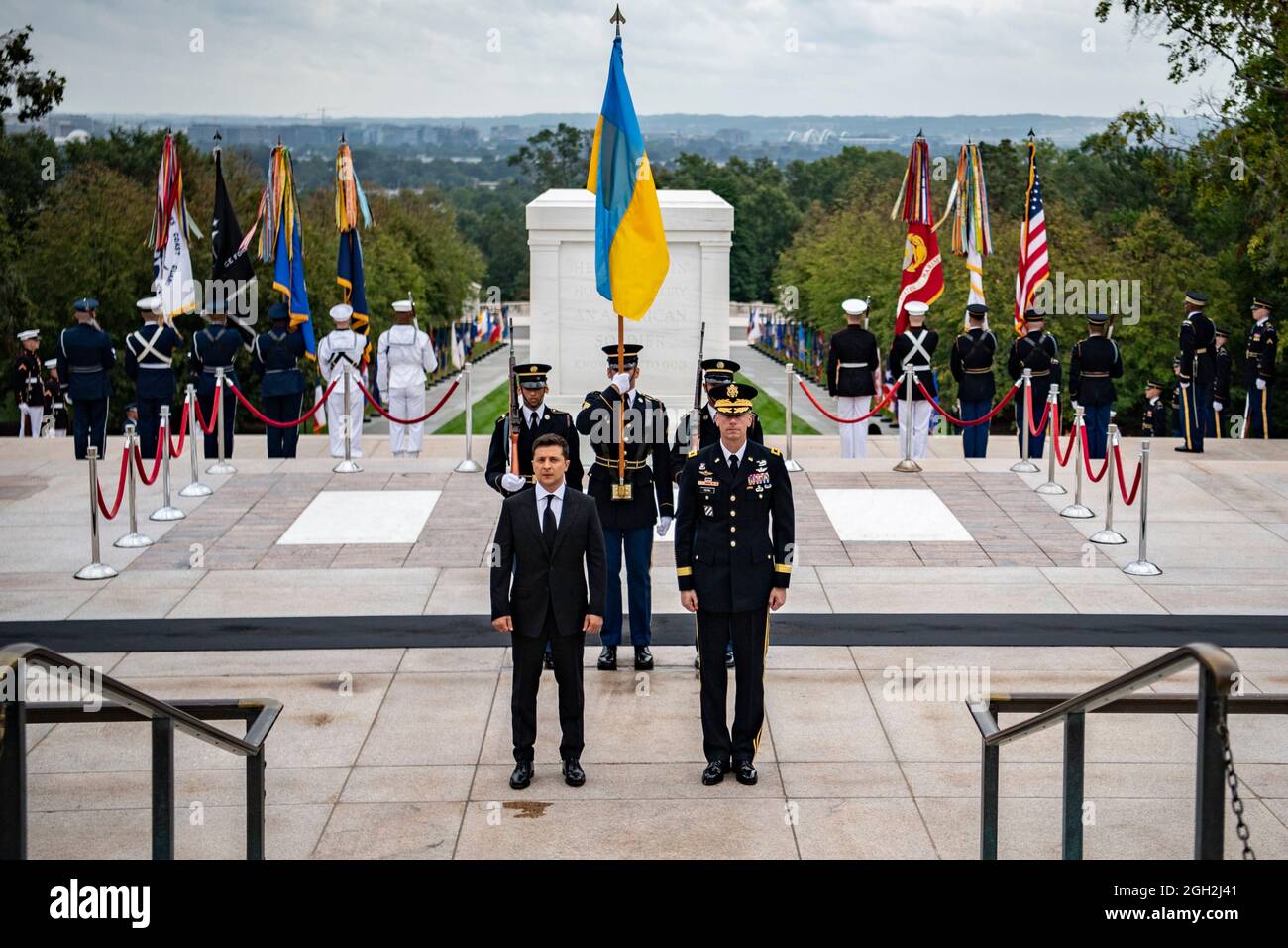 Il presidente ucraino Volodymyr Zelenskyy, a sinistra, e l'esercito degli Stati Uniti Major Gen. Allan Pepin durante una cerimonia di deposito di corone pieno alla tomba del soldato ignoto al cimitero nazionale di Arlington 1 settembre 2021 ad Arlington, Virginia. Foto Stock