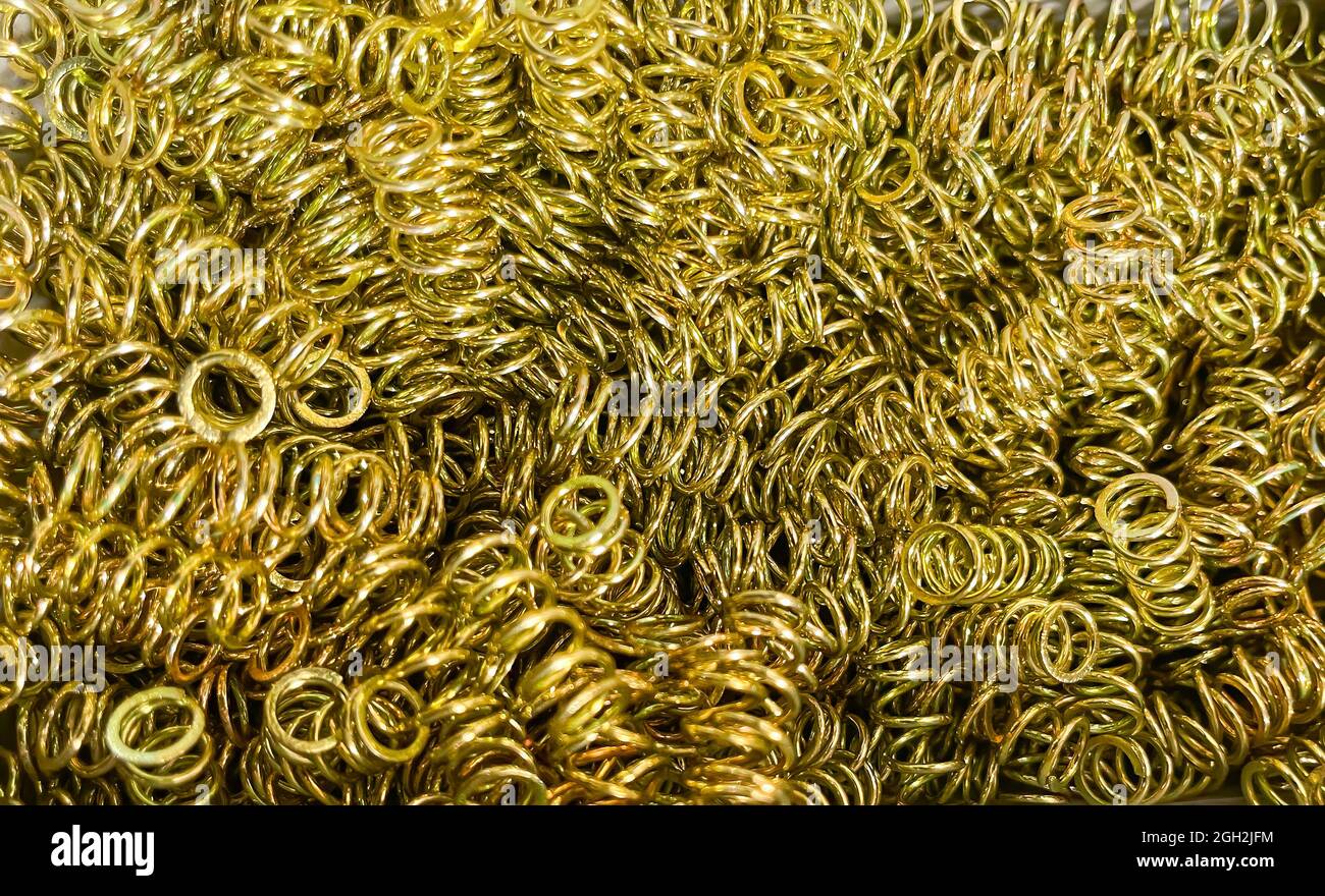 set di molle a compressione in acciaio zincato di colore oro o giallo, struttura della molla, spirale, struttura delle molle elicoidali, orizzontale Foto Stock
