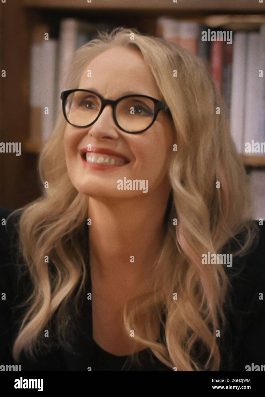 Julie Delpy, 'on the Verge TV' Stagione 1 (2021) credito: Netflix / The Hollywood Archive Foto Stock