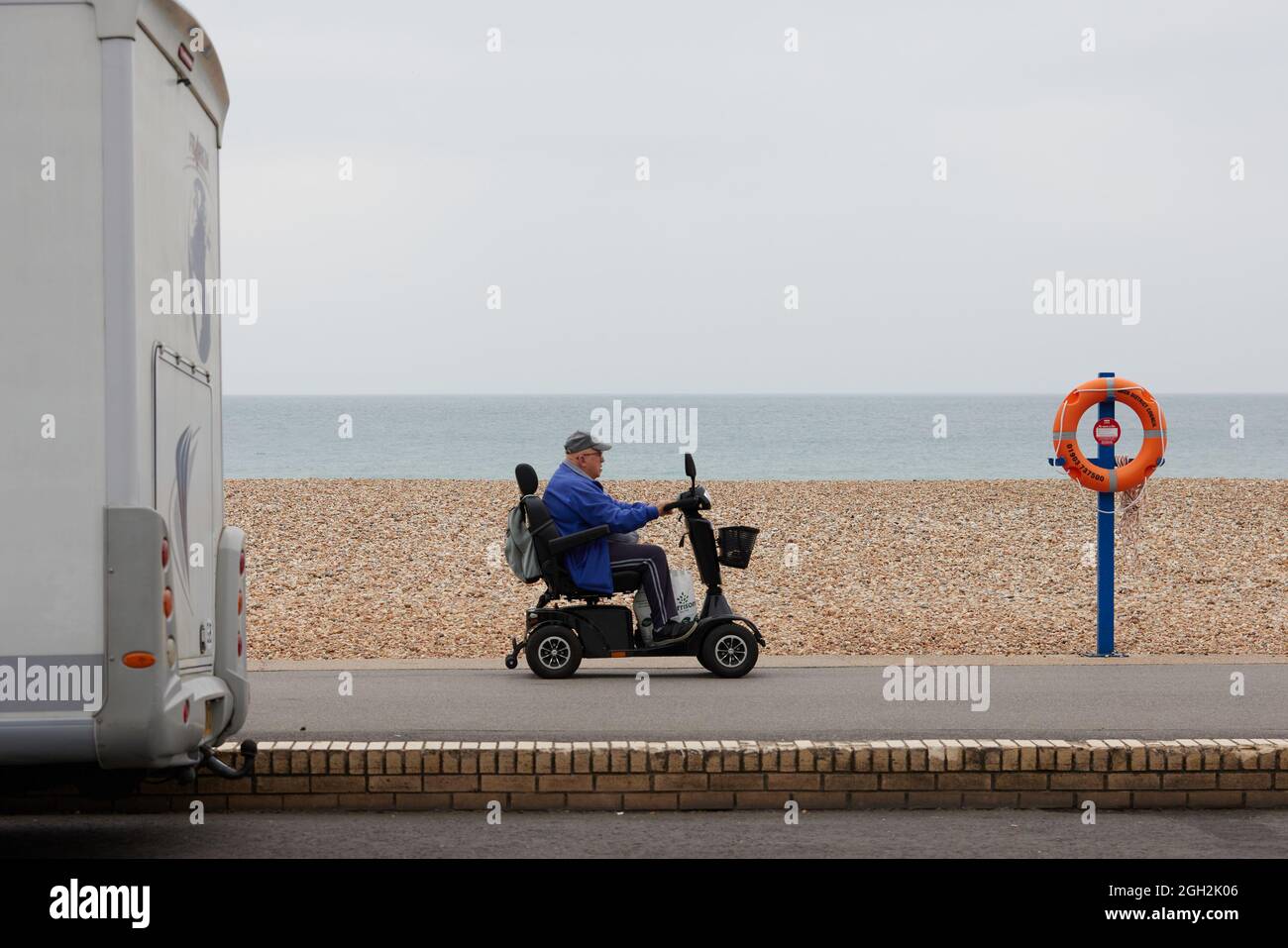 L'uomo ha visto guidare uno scooter mobility. Foto Stock