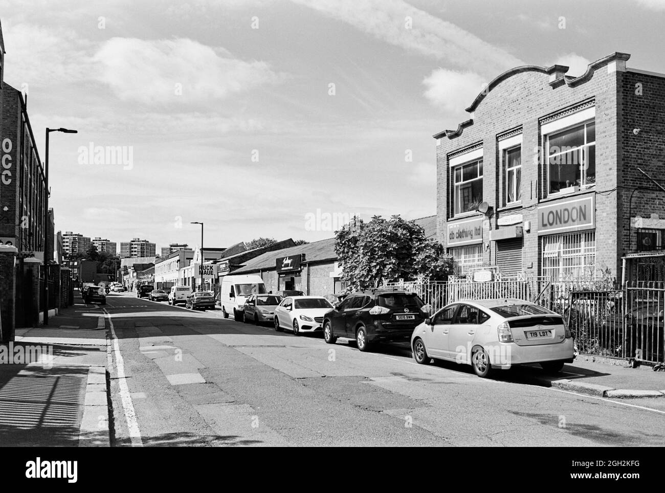 Edifici e aziende commerciali lungo vale Road nel distretto di Harringay Warehouse, North London UK Foto Stock