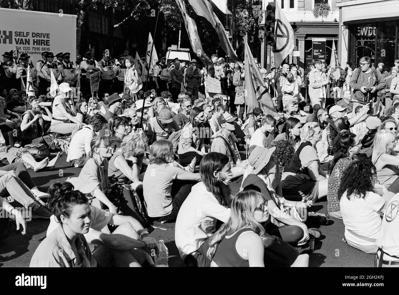 I manifestanti di estinzione della ribellione a Charing Cross Road nel West End di Londra, il 24 agosto 2021 Foto Stock