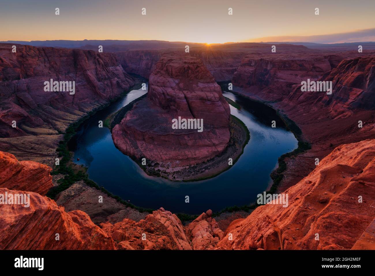 Tramonto dietro Horseshoe Bend a Page, Arizona Foto Stock