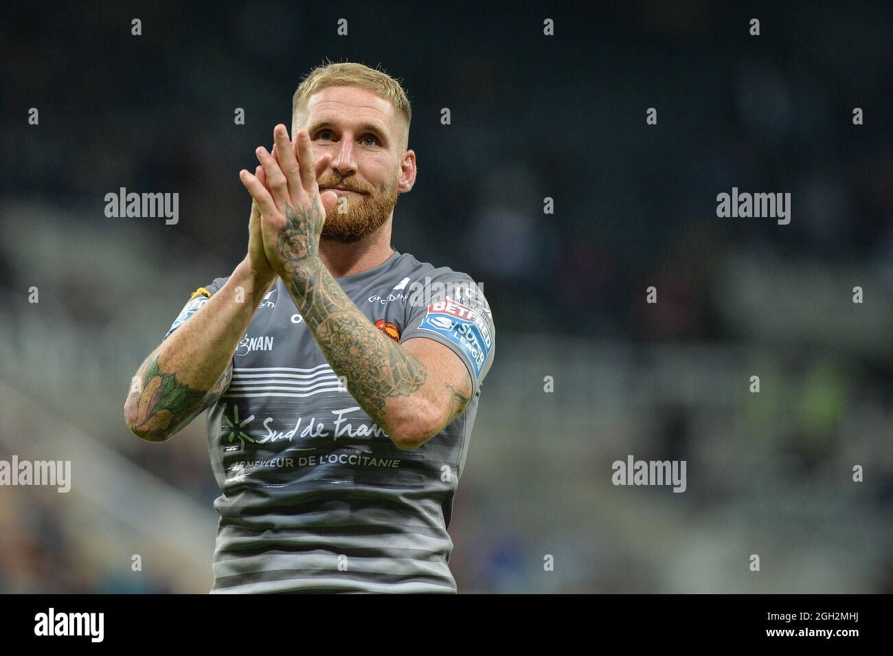 Newcastle, Inghilterra - 4 settembre 2021 - Sam Tomkins dei draghi catalani celebra i tifosi della Rugby League Betfred Super League Magic Weekend St. Helens vs Dragons catalani al St James' Park Stadium, Newcastle, Regno Unito Credit: Dean Williams/Alamy Live News Foto Stock