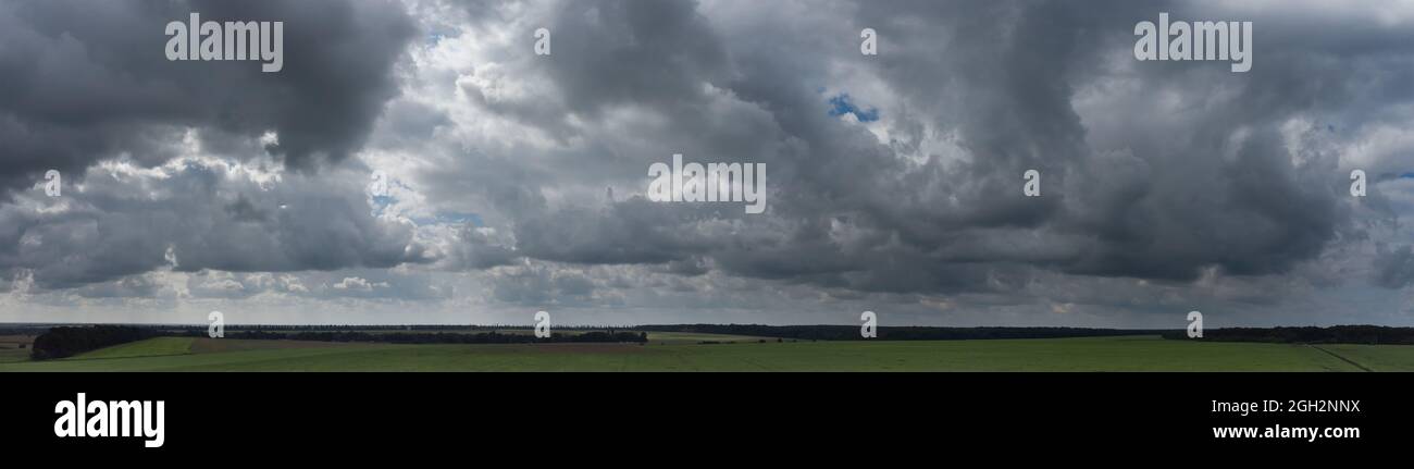 Panorama di folte nuvole grigie nel cielo. Foto Stock