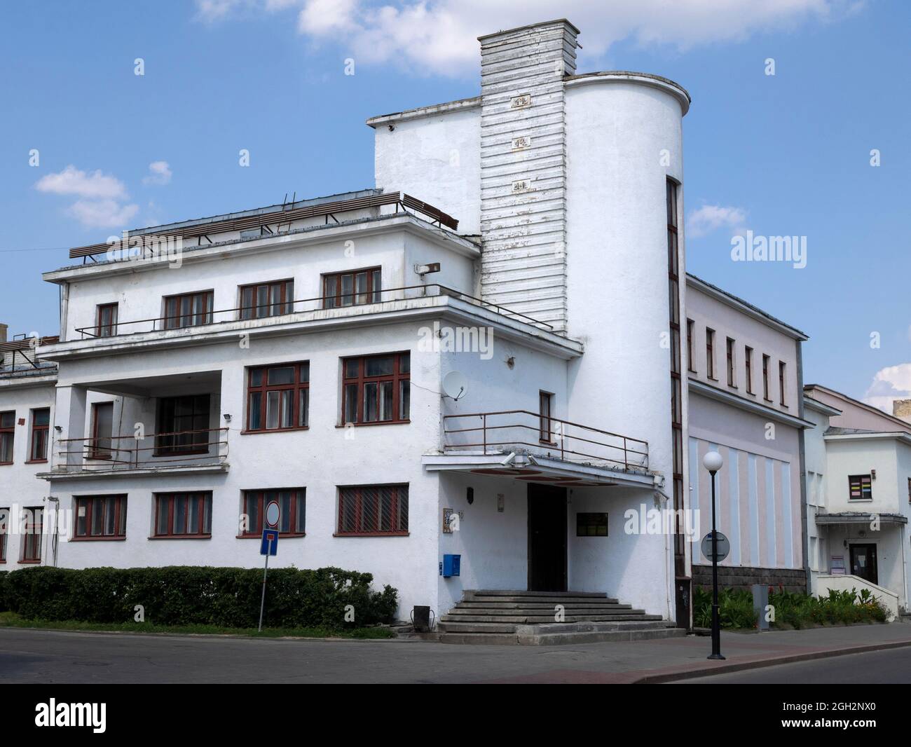 Grodno, Bielorussia - 25 luglio 2021: Edificio Costruttivista, architettura sovietica degli anni '30 Foto Stock