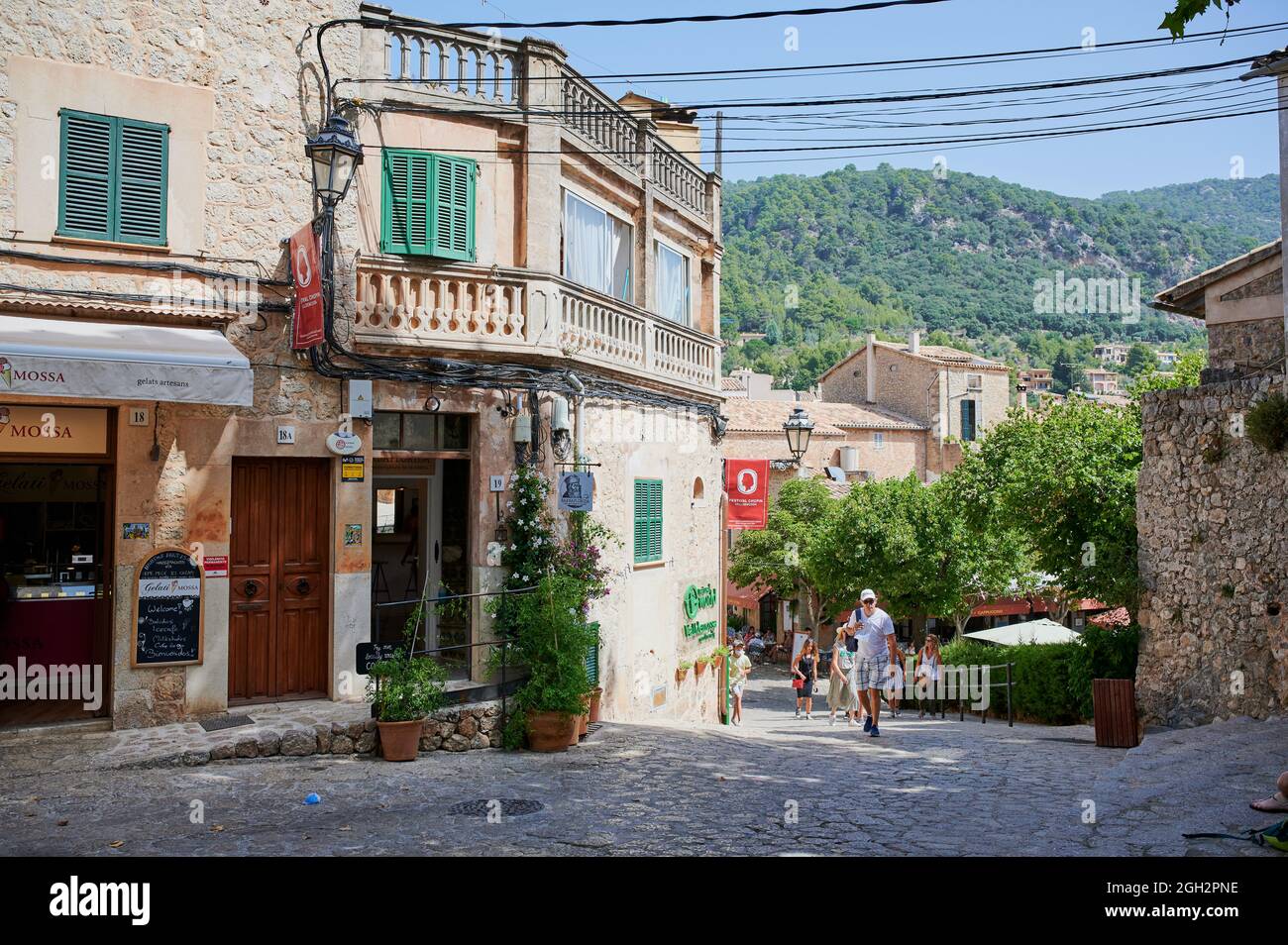 Persone in una strada a Valldemossa, Maiorca Foto Stock