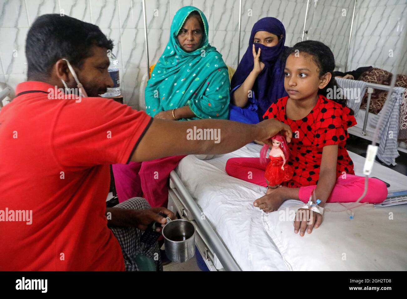 Un bambino è trattato in un ospedale perché è stato infettato da dengue tra situazione Covid-19. 350 nuovi casi di dengue sono stati segnalati in Bangladesh nelle ultime 24 ore , raggiungendo il numero più alto in un giorno. L'epidemia di dengue ha già sovraccaricato i servizi sanitari del paese. Foto scattata dal Santo Ospedale della Famiglia nella capitale. Il 4 settembre 2021 a Dhaka, Bangladesh. (Foto di Maruf Rahman / Eyepix Group) Foto Stock