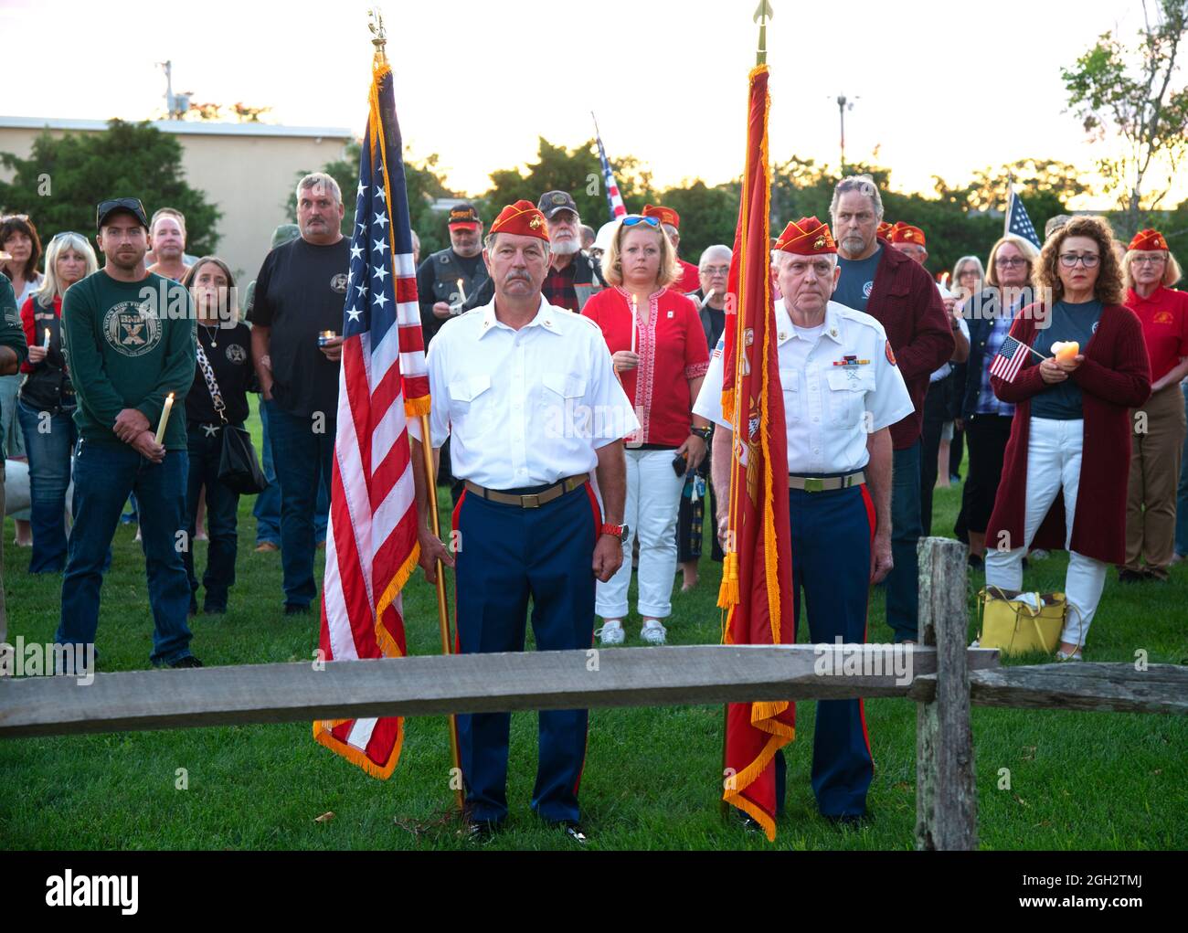 Un gurard d'onore ad una veglia a lume di candela dei Veterans a Hyannis, Massachusetts (USA) per i membri caduti del servizio in Afghanistan. Foto Stock