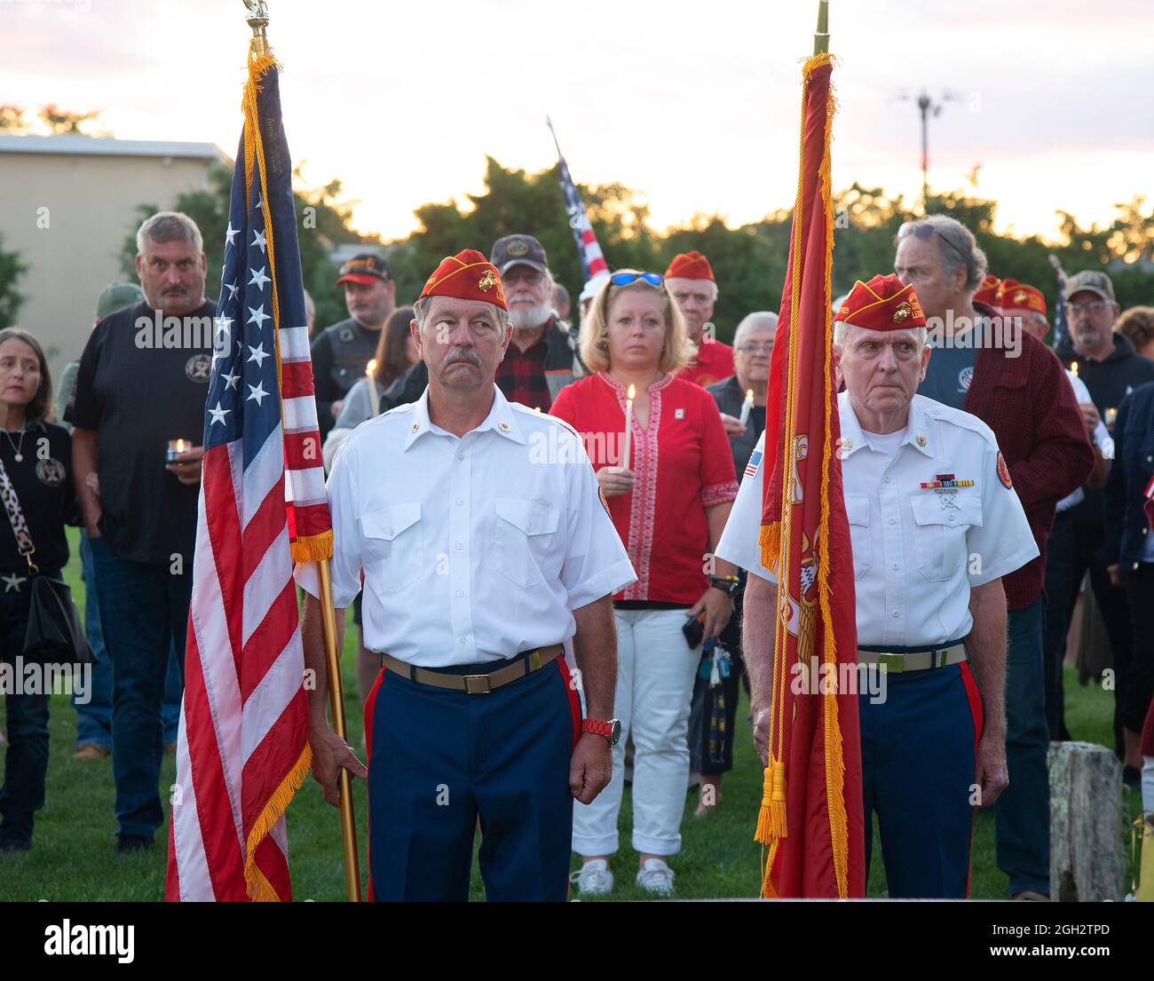 Una guardia d'onore in una veglia a lume di candela dei Veterani a Hyannis, Massachusetts (USA) per i membri caduti del servizio in Afghanistan. Foto Stock