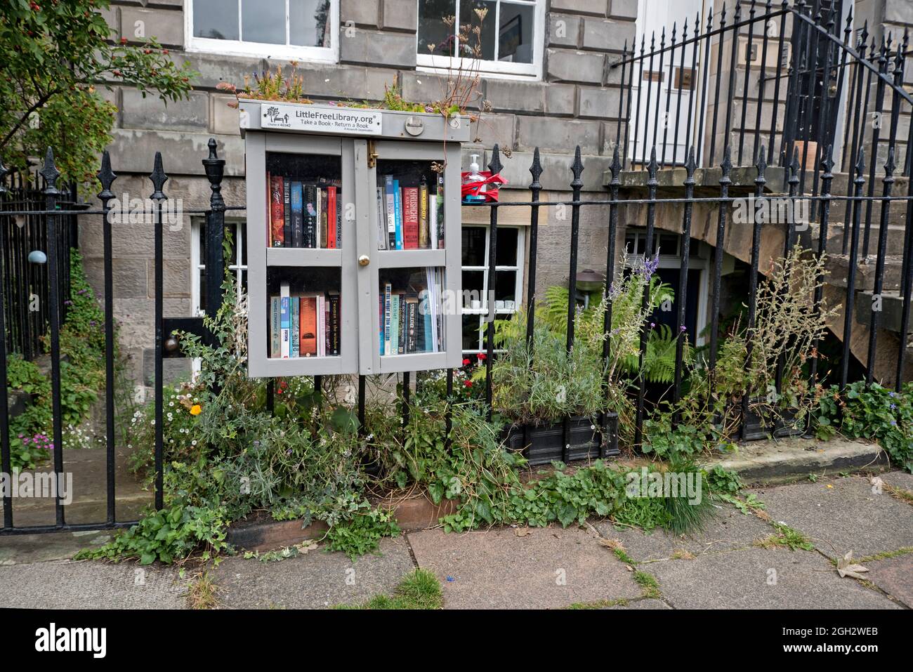 Little Free Library è un'organizzazione no-profit che ispira un amore per la lettura, questa biblioteca si trova in Scotland Street, nella New Town di Edimburgo. Foto Stock