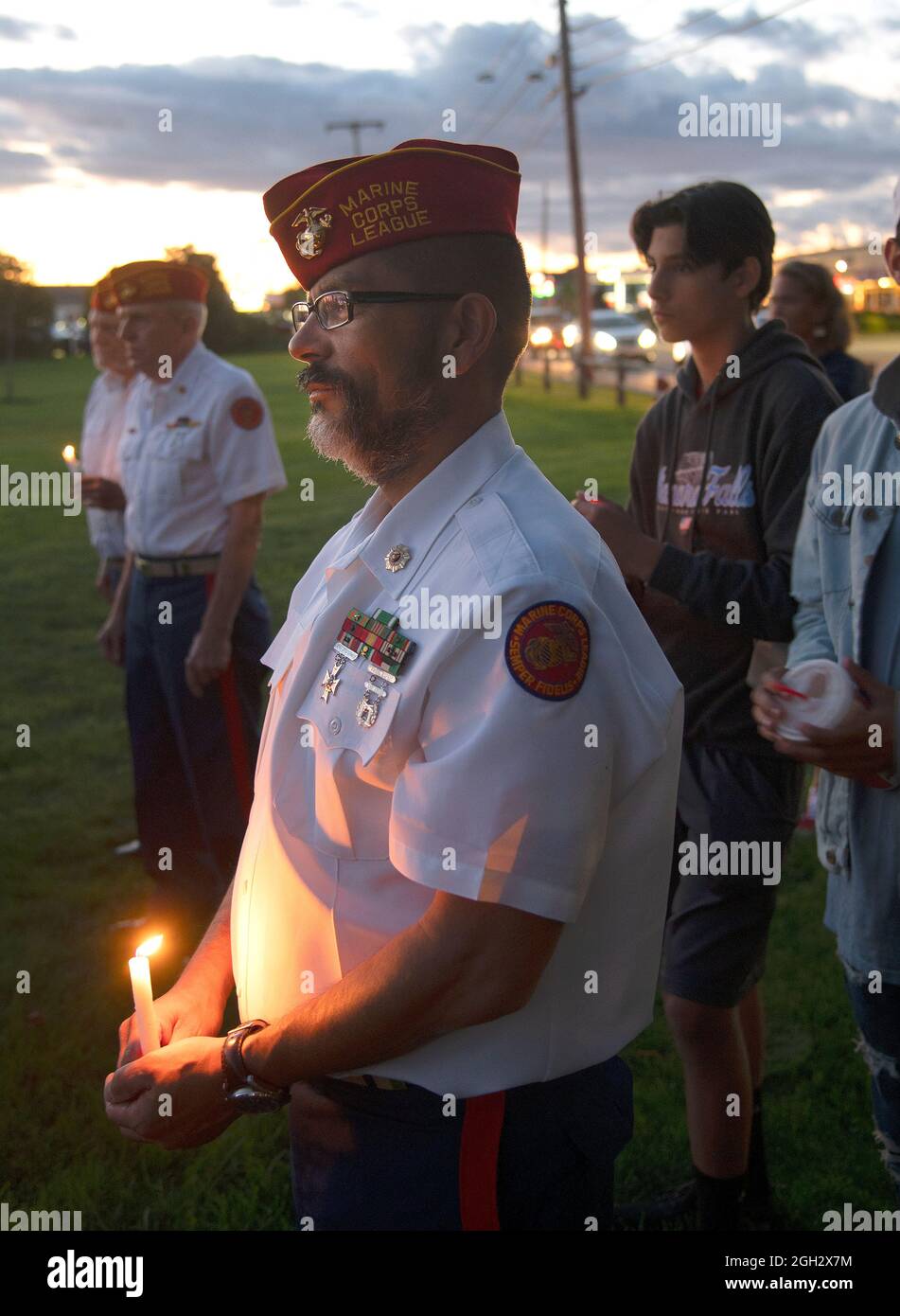 Un veterano in una veglia a lume di candela a Hyannis, Massachusetts (USA) per i membri caduti del servizio in Afghanistan. Foto Stock