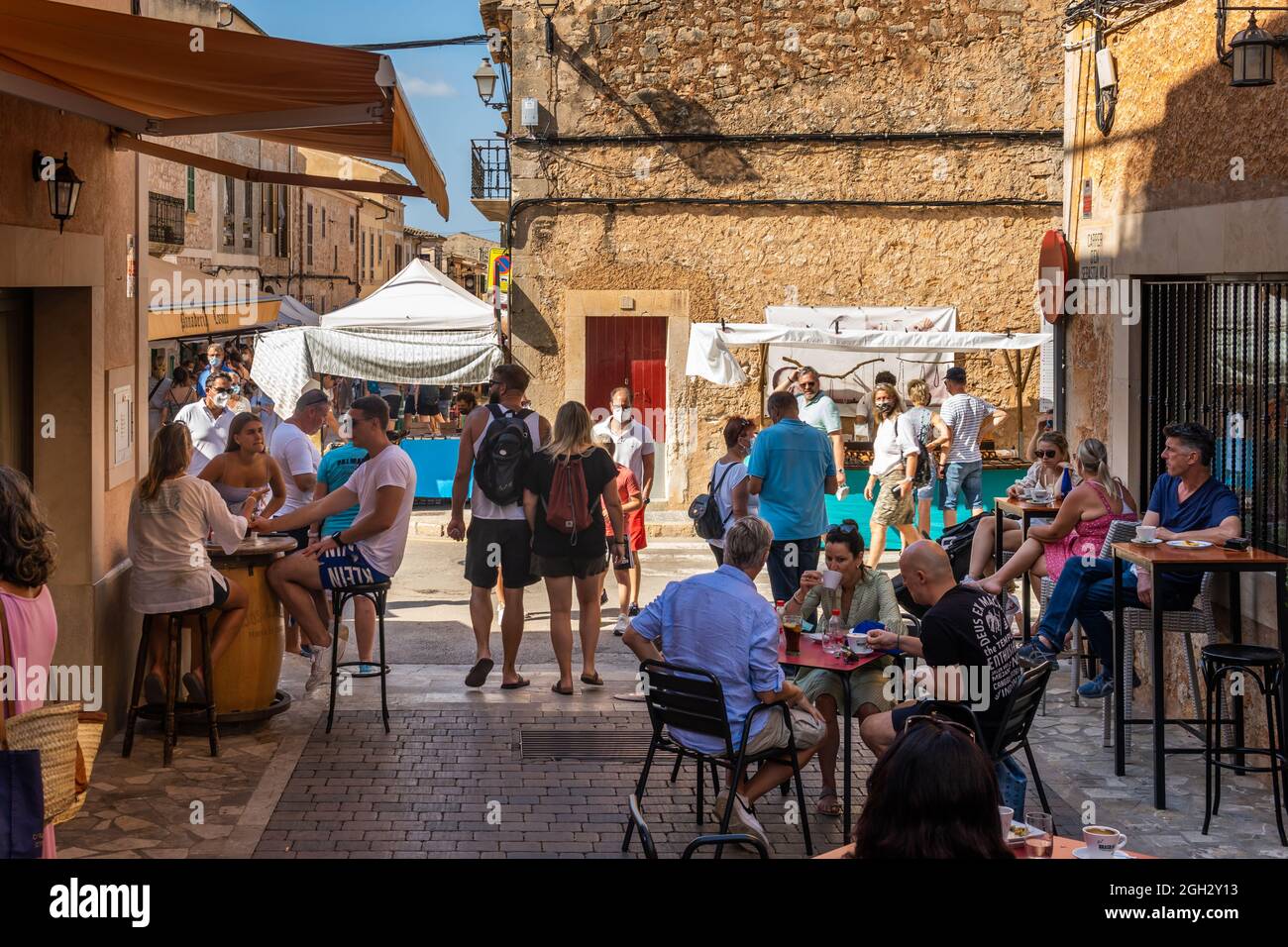 Santanyi, Spagna; settembre 04 2021: Vista generale del mercato settimanale di strada nella città di Majorcan di Santanyi. Turisti che indossano maschere per il viso a causa del Foto Stock