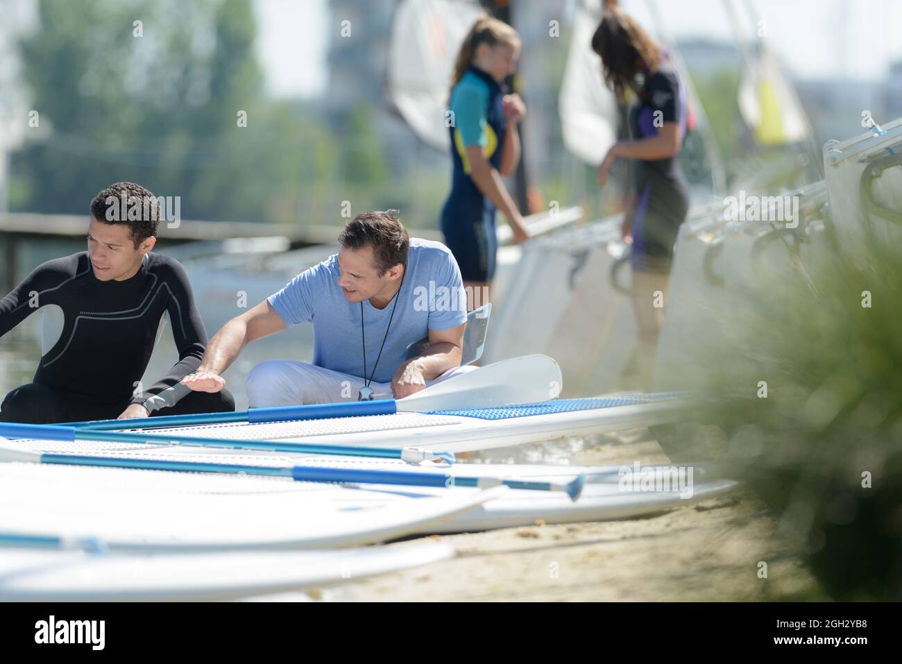immagine di uomini che ispezionano un asse Foto Stock
