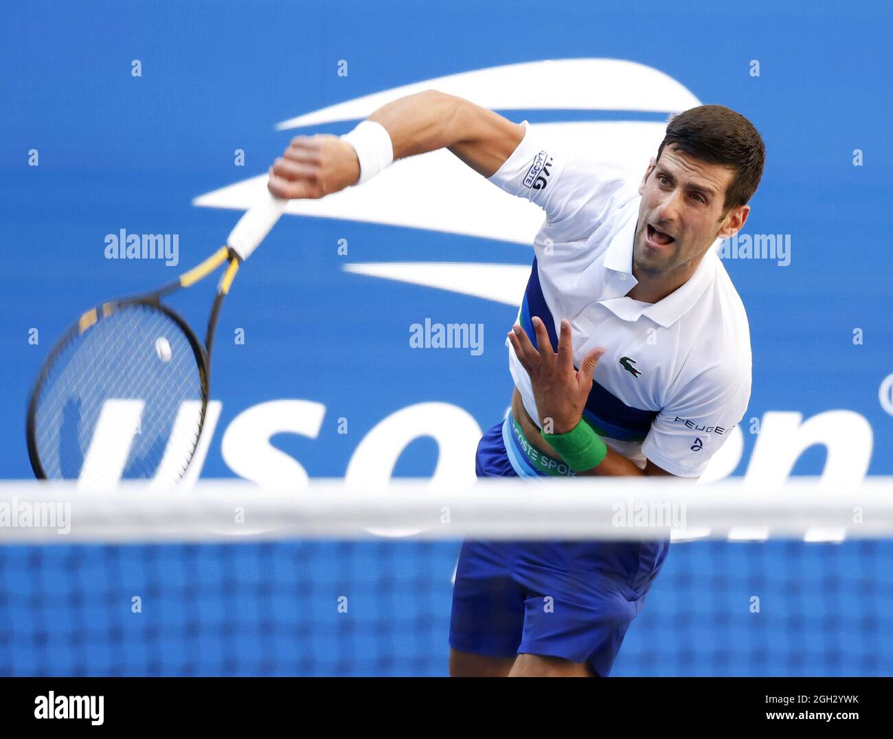 Flushing Meadow, United ha dichiarato. 4 settembre 2021. Novak Djokovic di Serbia serve al Kei Nishikori del Giappone nello Stadio Arthur Ashe nel terzo round dei 2021 US Open Tennis Championships presso l'USTA Billie Jean King National Tennis Center sabato 4 settembre 2021 a New York City. Foto di John Angelillo/UPI Credit: UPI/Alamy Live News Foto Stock