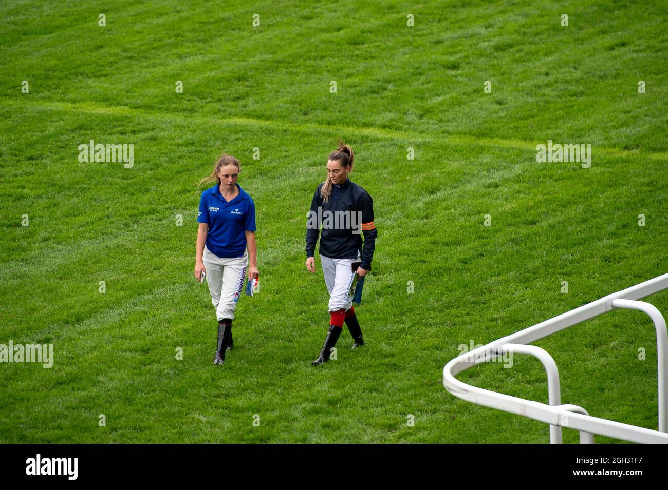 Ascot, Berkshire, Regno Unito. 4 settembre 2021. Jockeys che camminano il corso prima di correre ad Ascot. Credit: Maureen McLean/Alamy Foto Stock