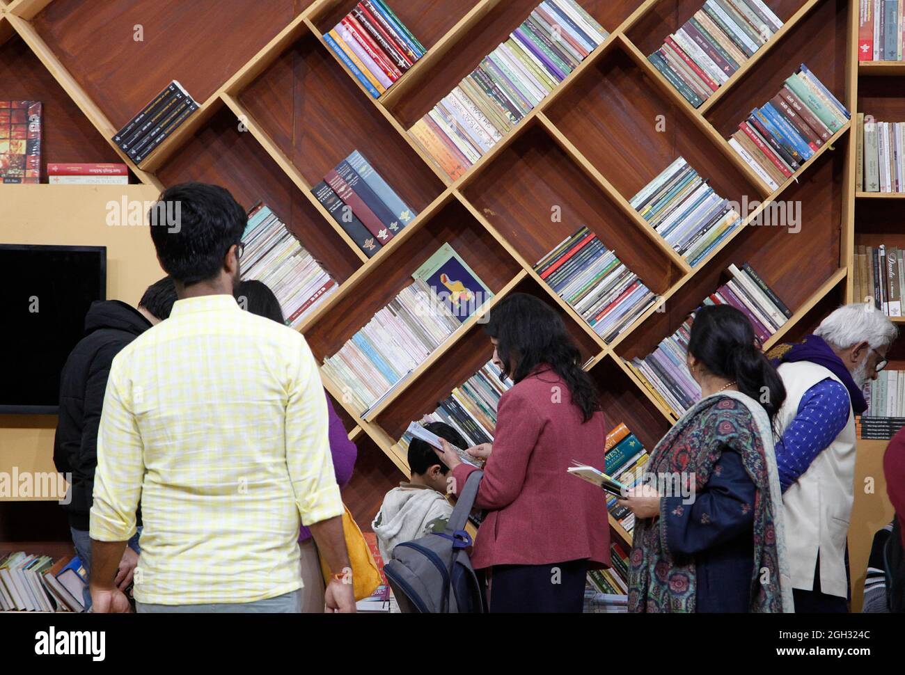 I visitatori ispezionano e comprano i libri esposti ad una fiera del libro a Nuova Delhi, India. Foto Stock