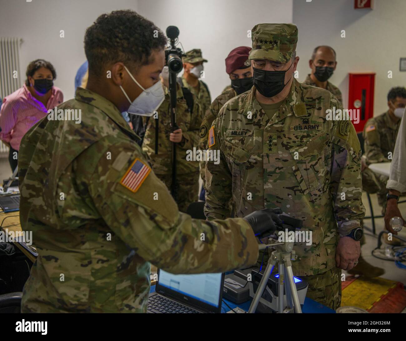 Mark A. Milley, presidente dei Capi di stato maggiore, ascolta un Soldier spiegare il processo di scansione biometrica e di verifica dell'evacuato durante una visita alla base aerea di Ramstein, Germania, 4 settembre 2021. Milley è venuto a Ramstein per vedere in prima persona ciò che gli Stati Uniti e altri partner e alleati regionali stanno facendo per sostenere l'operazione Allees Refuge. Il Joint Mobility Processing Center è la prima tappa per gli evacuati all'arrivo a Ramstein, dove vengono accolti e forniti cibo, acqua e visite mediche mentre attendono il trasporto in altri luoghi transitori. Base aerea Ramstein, trans Foto Stock