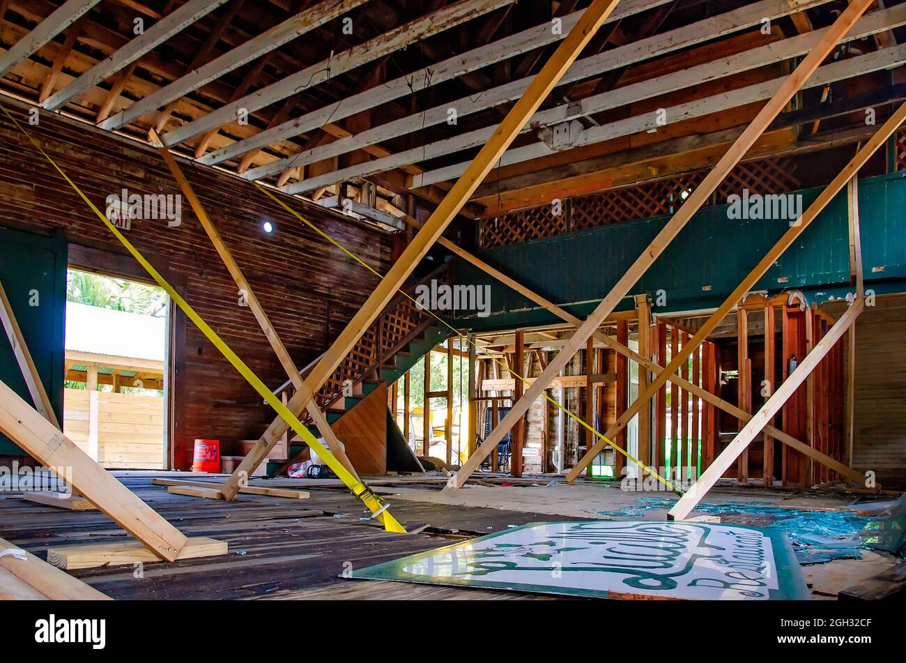 Le tavole di legno e le cinghie di sicurezza non collassano all'interno della fabbrica E. Barq Pop, sede della birra di radice di Barq a Biloxi, Mississippi. Foto Stock