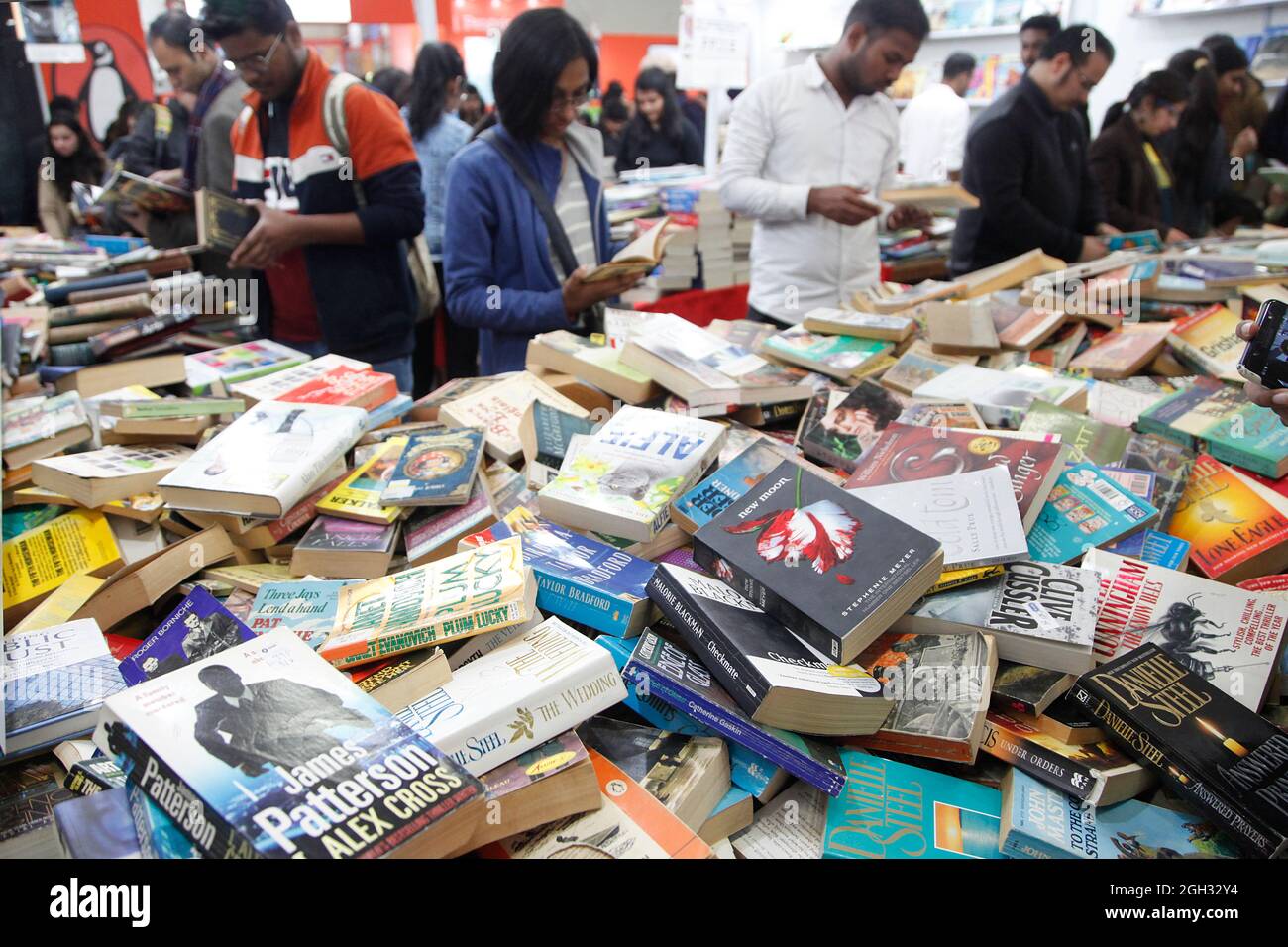 I visitatori ispezionano e comprano i libri esposti ad una fiera del libro a Nuova Delhi, India. Foto Stock