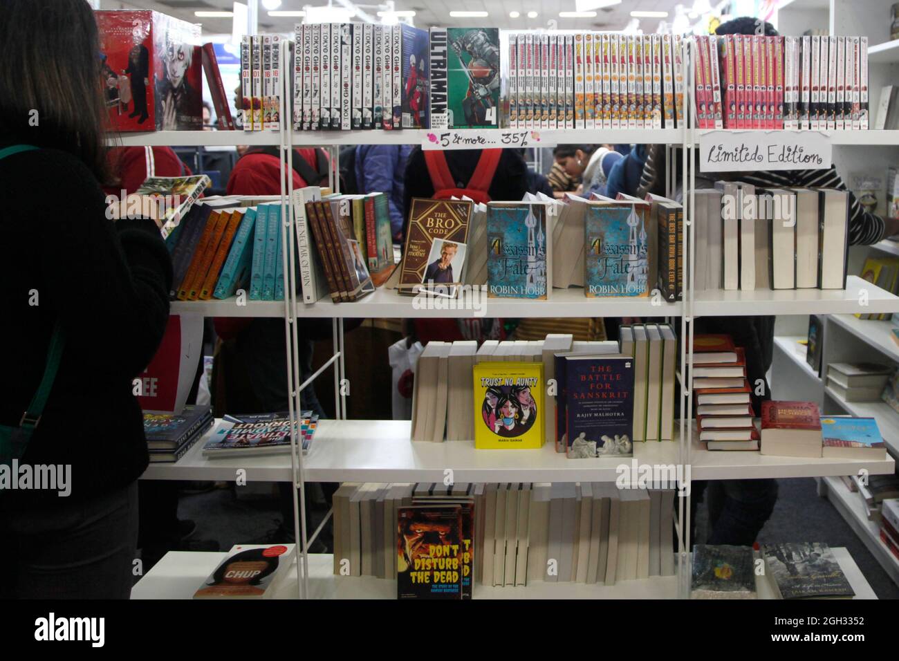 I visitatori ispezionano e comprano i libri esposti ad una fiera del libro a Nuova Delhi, India. Foto Stock