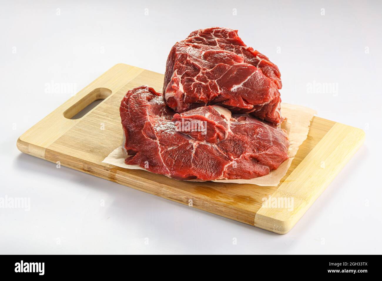 Collo di manzo grezzo isolato sopra bordo Foto Stock