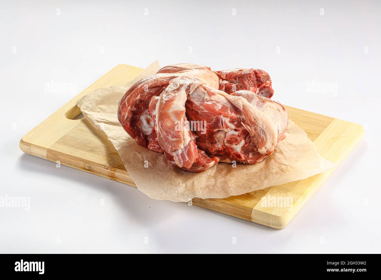 Collo di agnello grezzo su tavola isolato Foto Stock