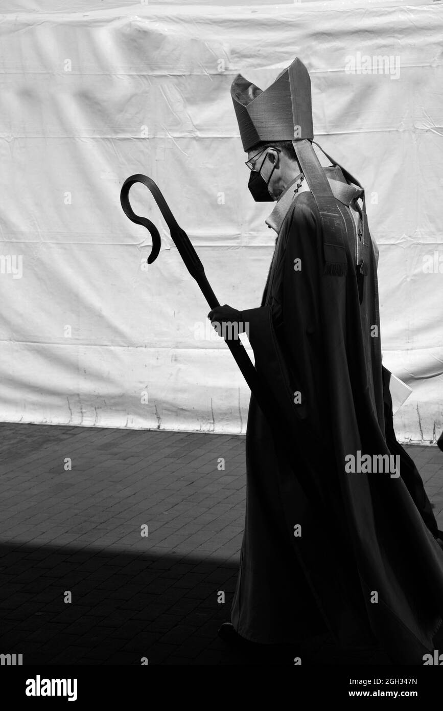 John Wester, arcivescovo della diocesi cattolica di Santa Fe in New Mexico, indossa una maschera facciale Covid e porta un crozier, o personale. Foto Stock