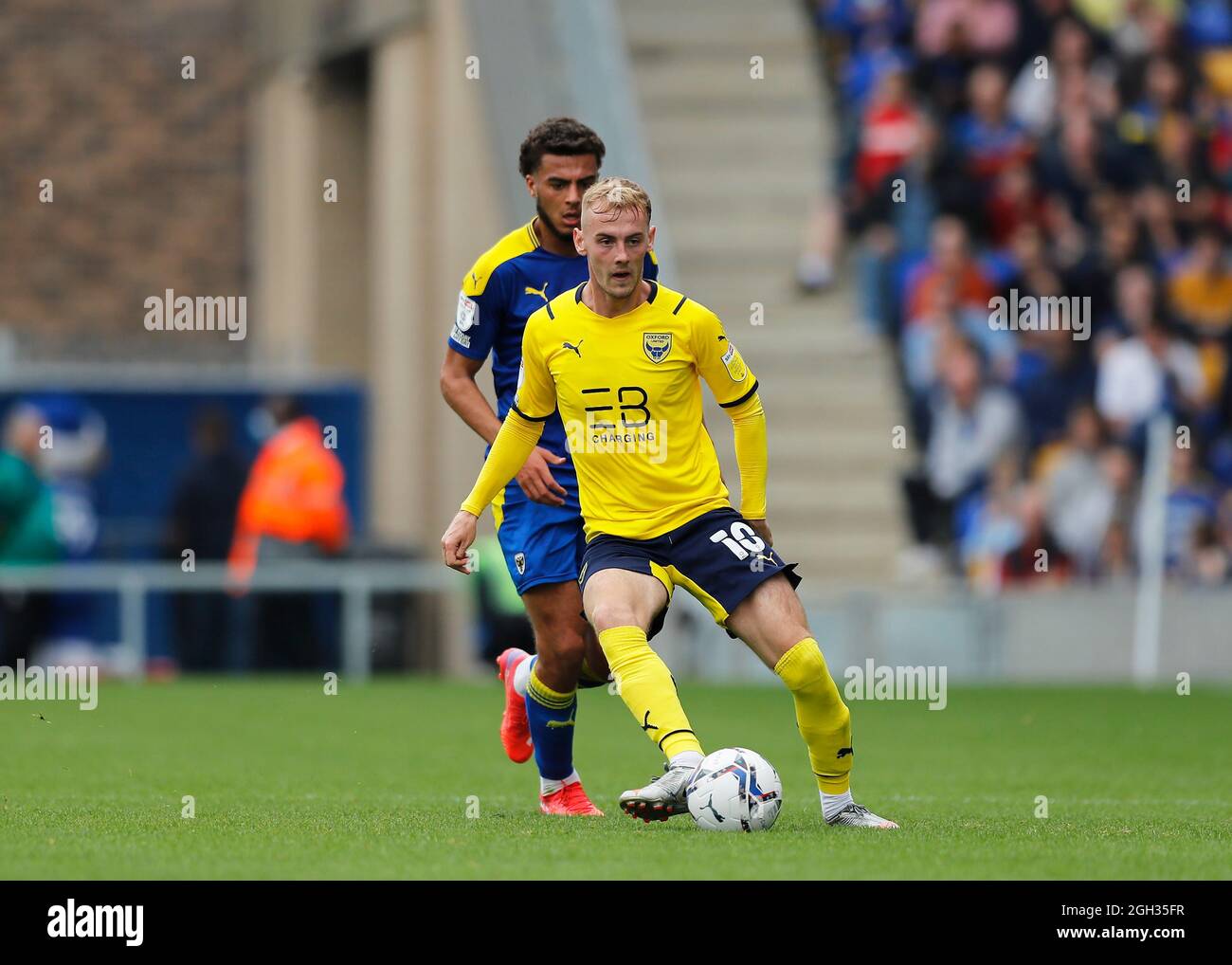 Merton, Londra, Regno Unito. 4 settembre 2021. EFL Championship Football, AFC Wimbledon Versus Oxford City: Mark Sykes of Oxford United passa la palla a Midfield Credit: Action Plus Sports/Alamy Live News Foto Stock