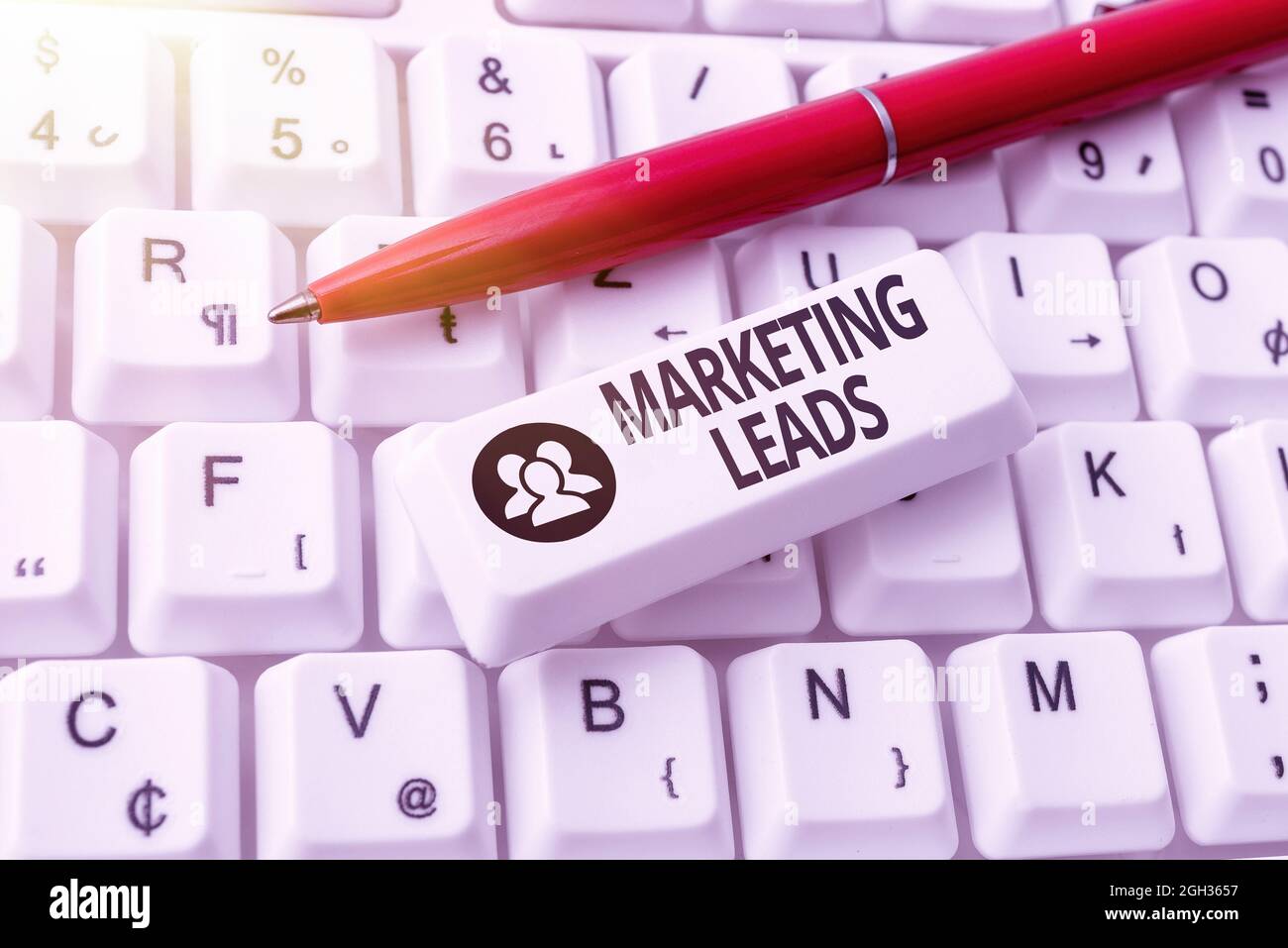 Testo che mostra i lead di marketing ispirati. Persona di approccio di business che mostra interesse per il marchio o prodotti Internet Browsing e la ricerca online Foto Stock