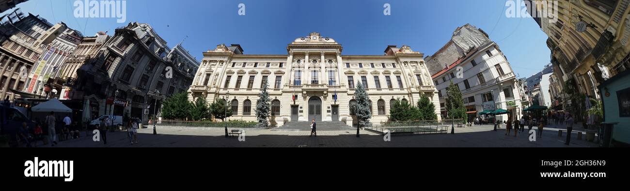 Bucarest, Romania - 30 agosto 2021: Vista panoramica molto ampia della sede della Banca Nazionale di Romania, in questa foto è la vecchia ala del BN Foto Stock