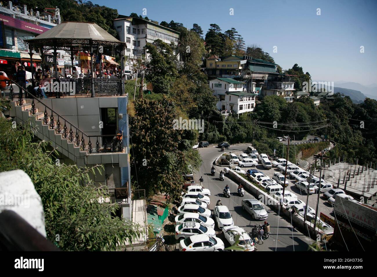 Una veduta generale di una delle famose Hill Station dell'India, 'Mussoorie' vicino a Dehradun, che si trova a Uttarakhand, India. Foto Stock