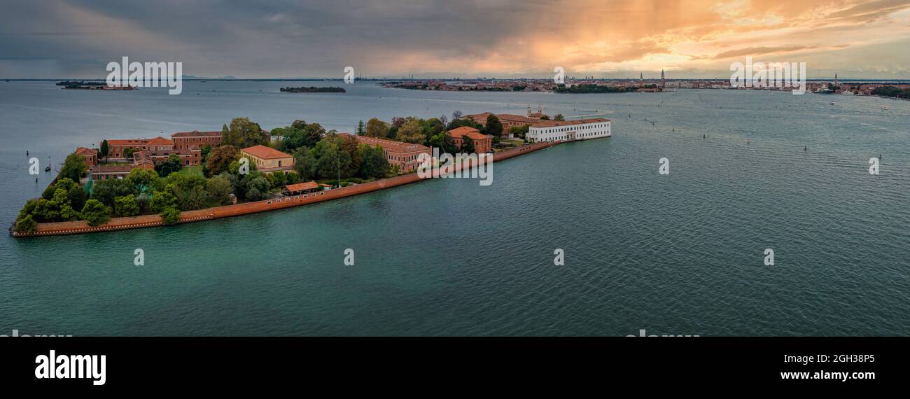 Sorvola le piccole isole di Venezia nella laguna veneta. Foto Stock