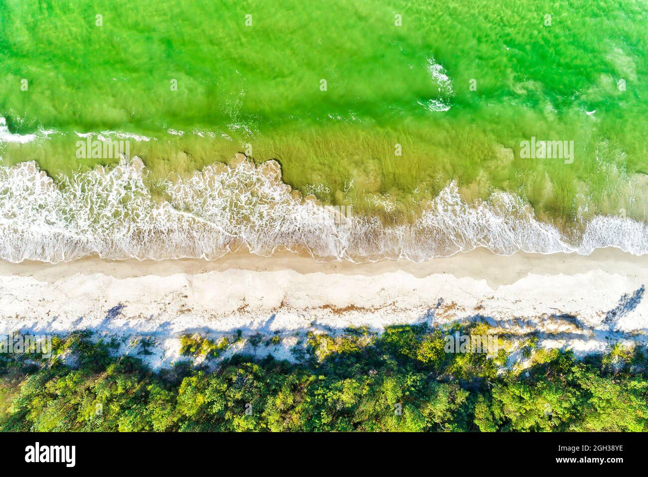 Jervise Bay costa Australiana del Pacifico con sabbia bianca unica - l'antenna della spiaggia di Callala si affaccia su acque calde poco profonde. Foto Stock