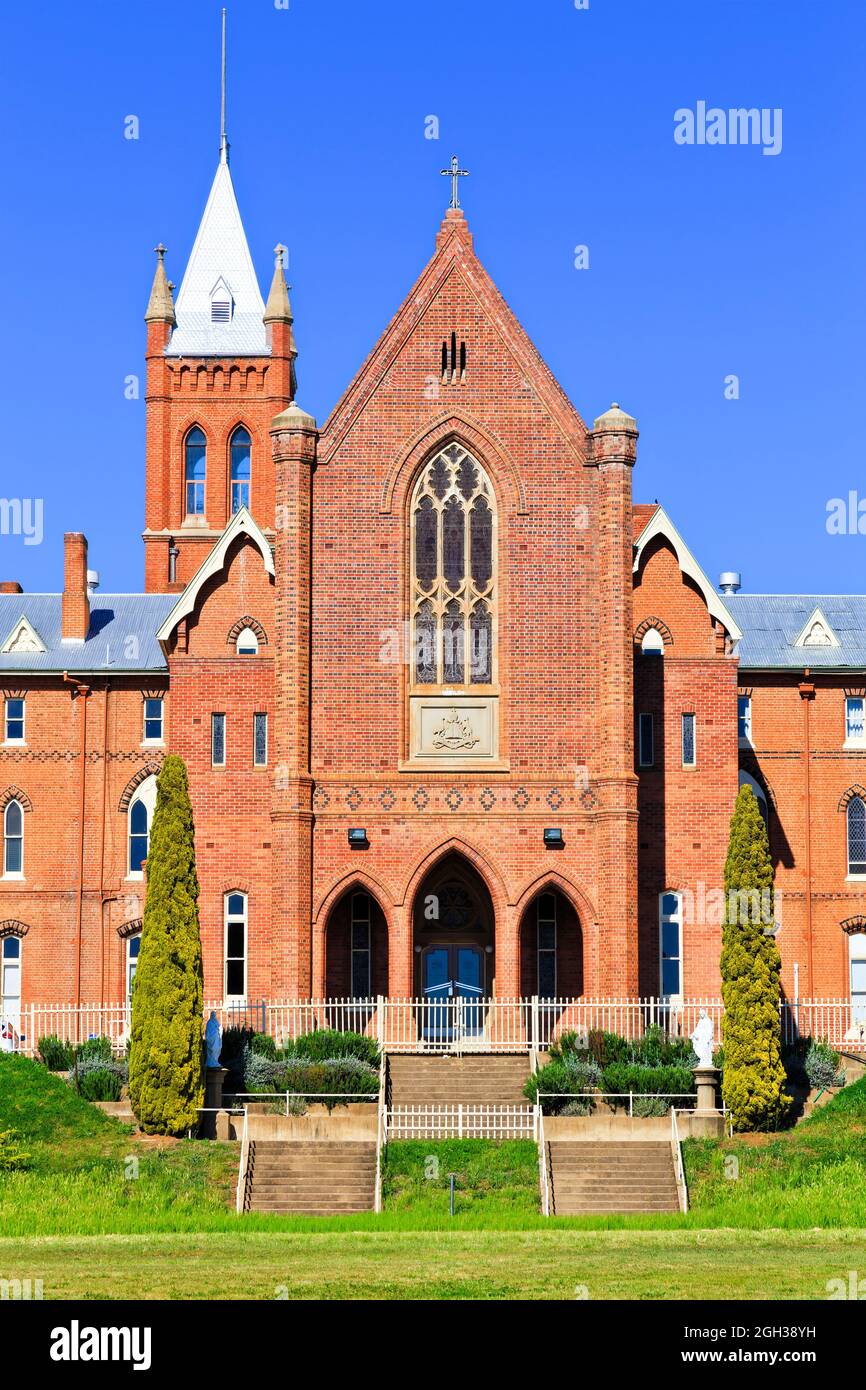 Facciata storica in mattoni e edificio principale della scuola pubblica secondaria e del college nella città rurale regionale dell'Australia - Bathurst. Foto Stock