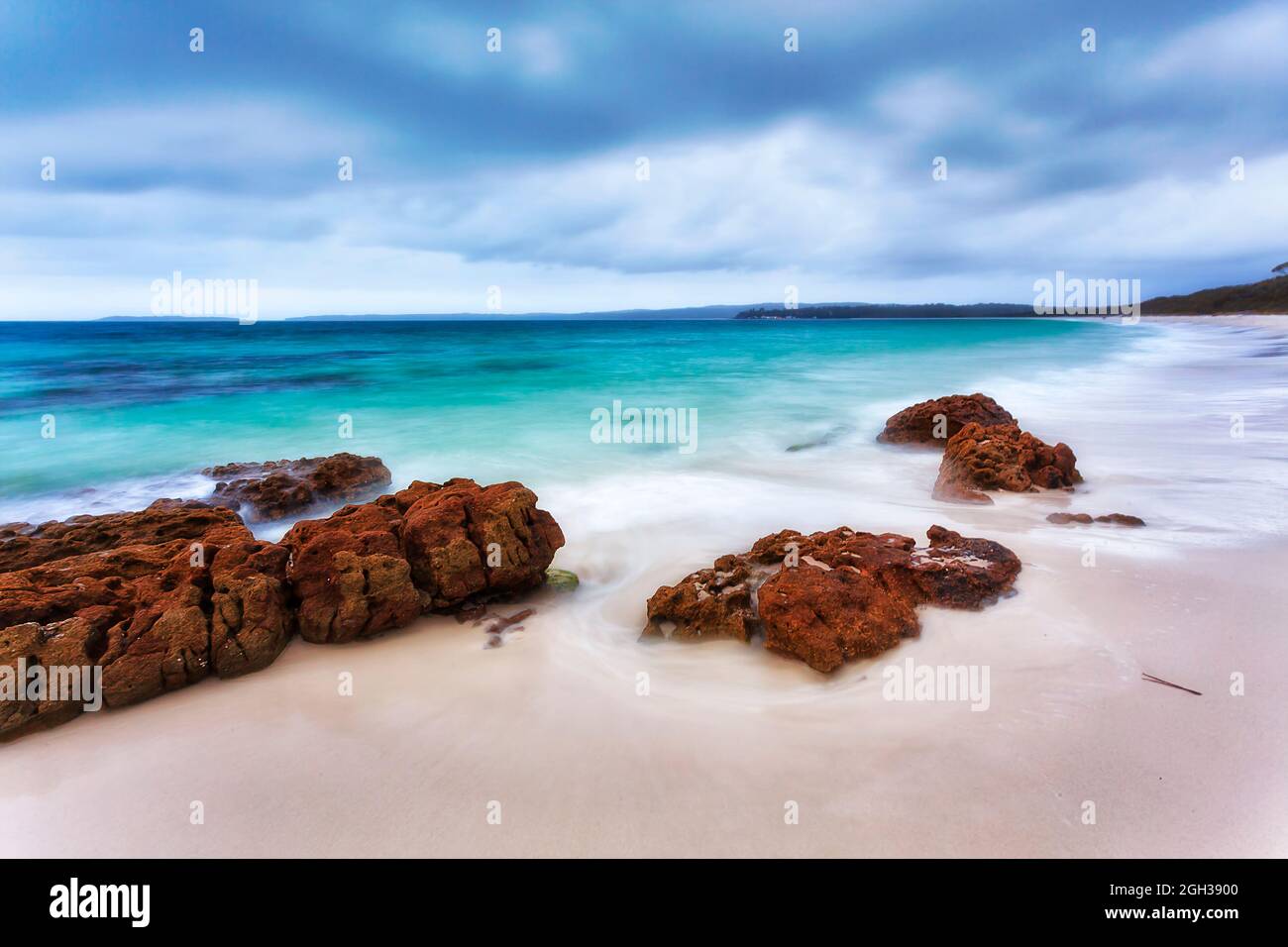 Le sabbie bianche della spiaggia di Jervise Bay Hyams sulla costa australiana del pacifico - destinazione turistica paradisiaca per le ricreazione. Foto Stock