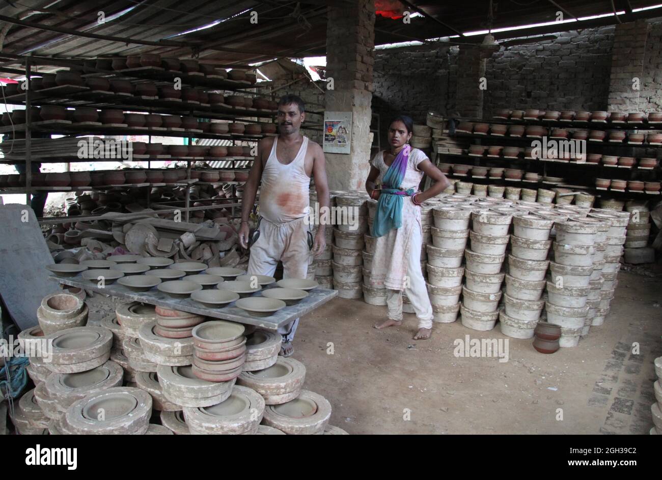 I vasai indiani danno forma alla terracotta al loro laboratorio nel villaggio di vasai a Nuova Delhi . Il villaggio dei ceramisti è situato nel Utttam Nagar di Nuova Delhi. Foto Stock