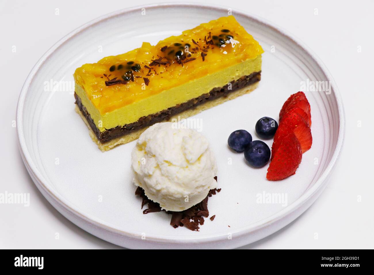 torta di mousse di mango con gelato alla vaniglia e frutti di bosco Foto Stock