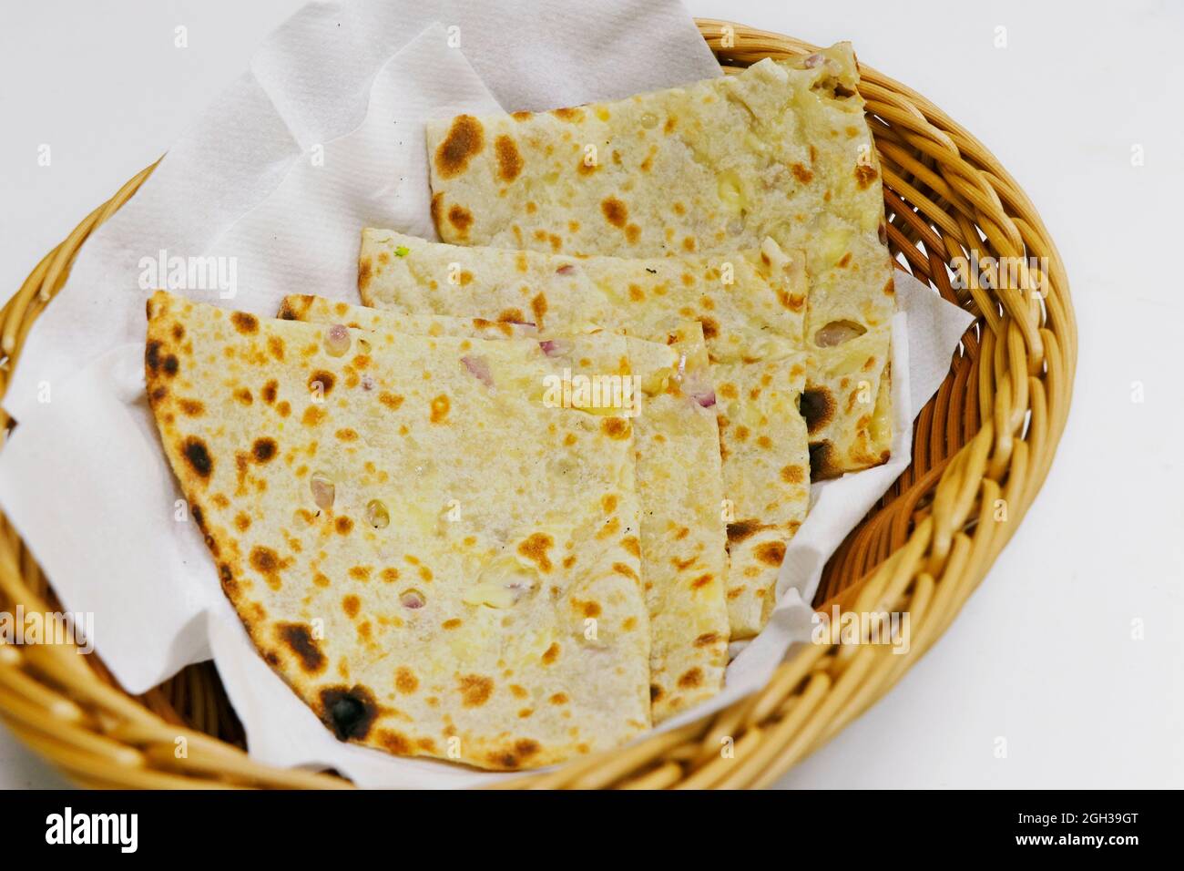 pane tandoori naan o roti in un cestino, pane cotto al forno indiano Foto Stock